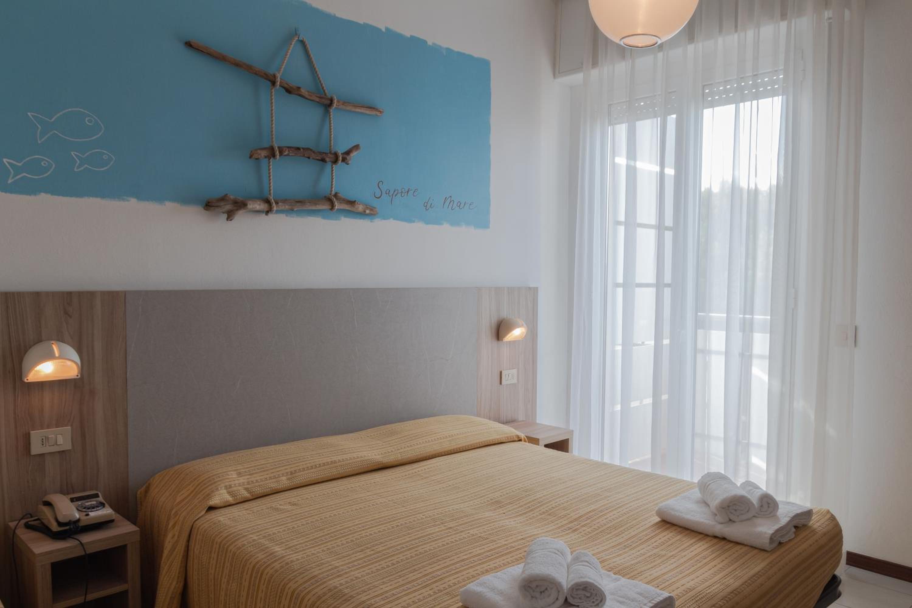Double Room with Balcony - Photo 13