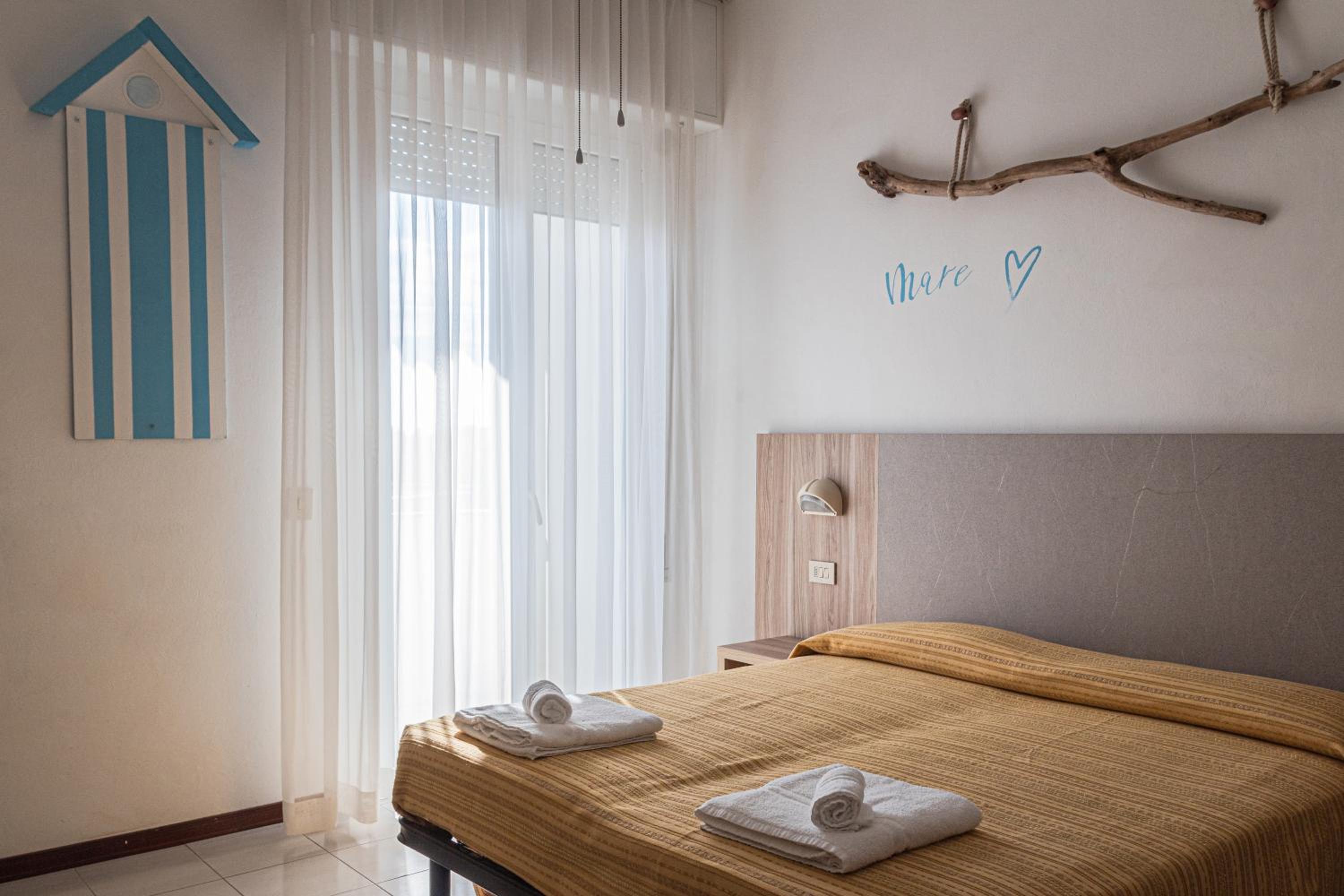 Double Room with Balcony - Photo 8