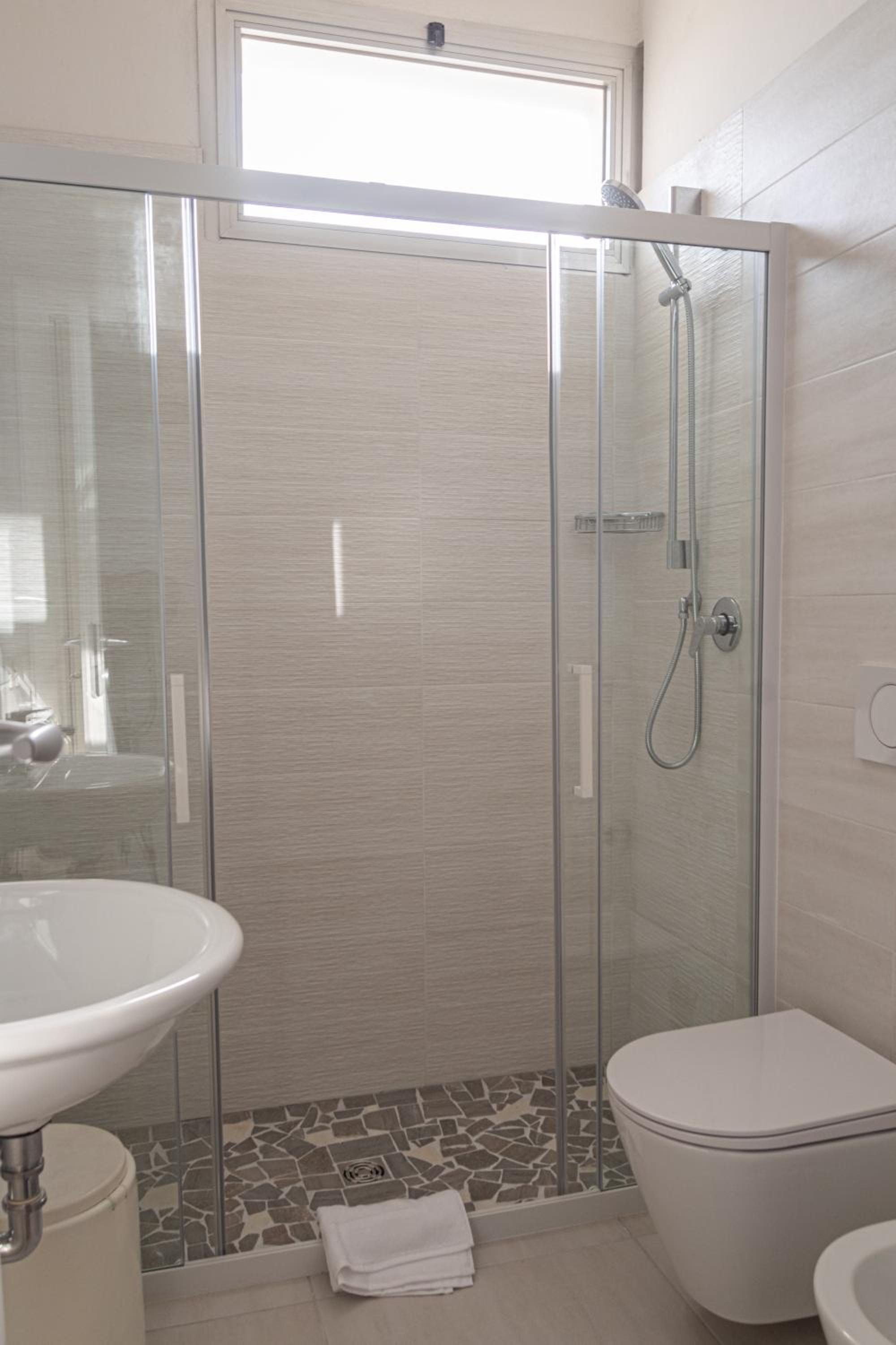 Double Room with Balcony - Photo 9