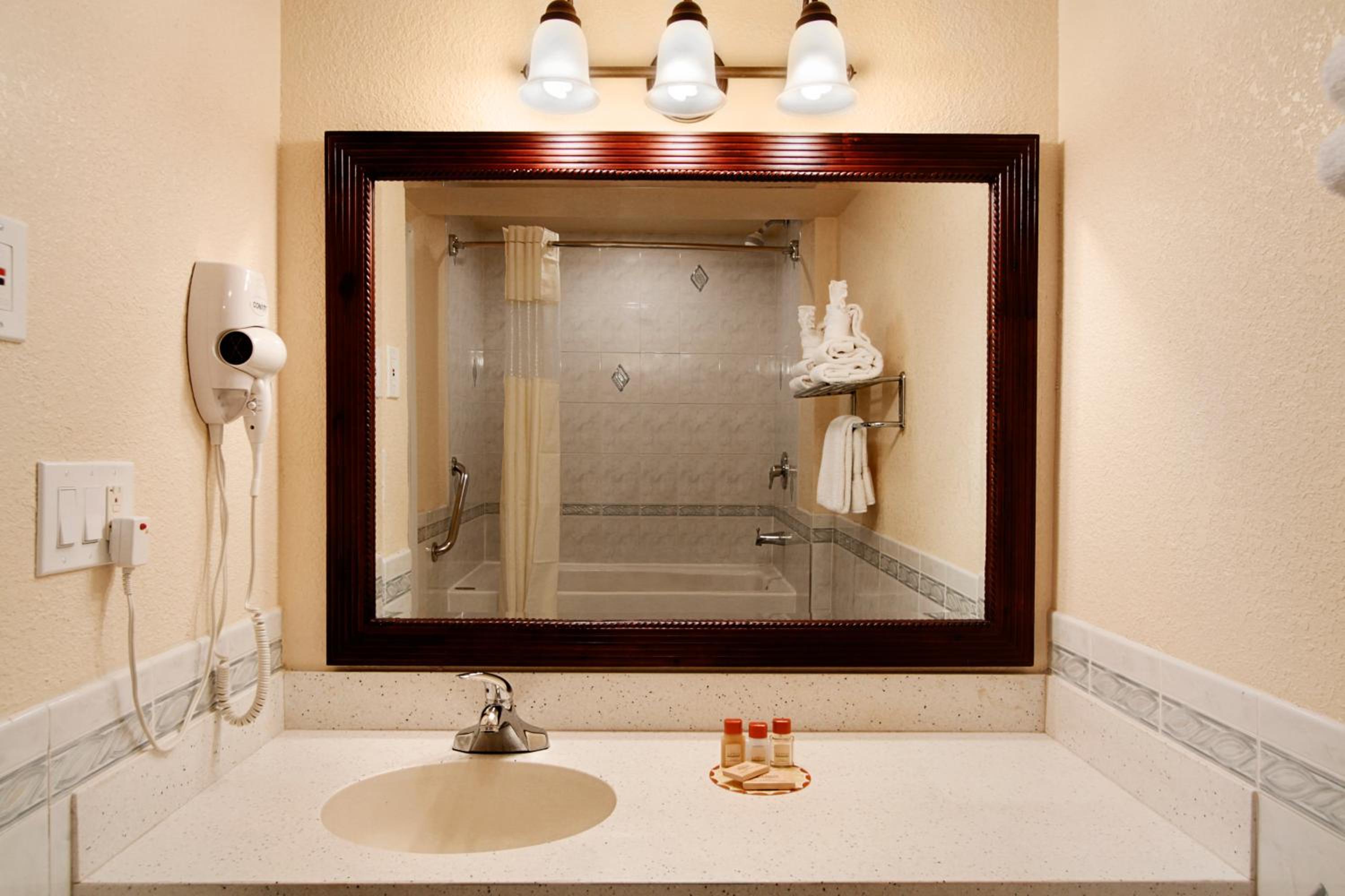 Business Room with Two Double Beds - Non-Smoking - Photo 3