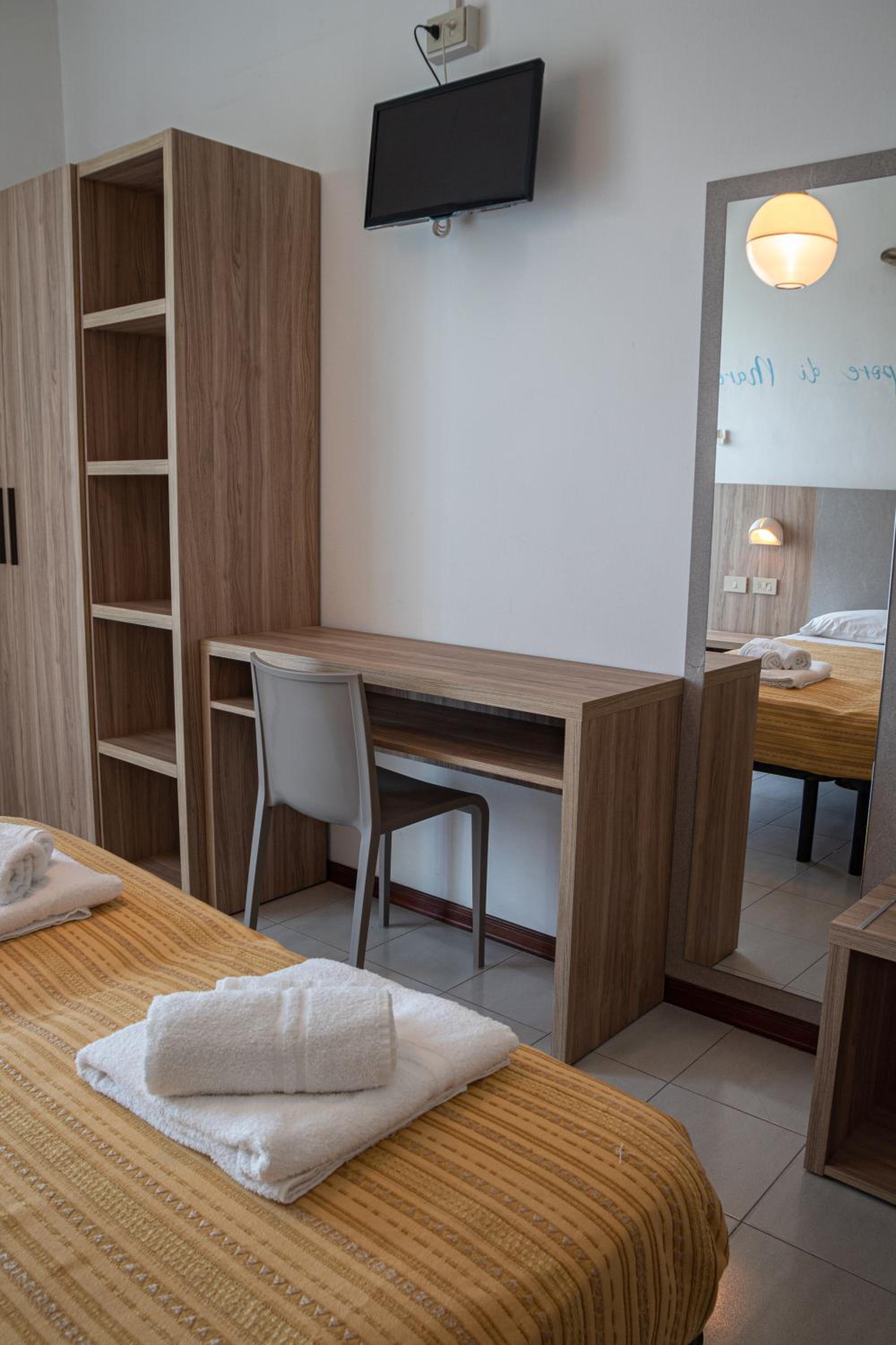 Double Room with Balcony - Photo 4