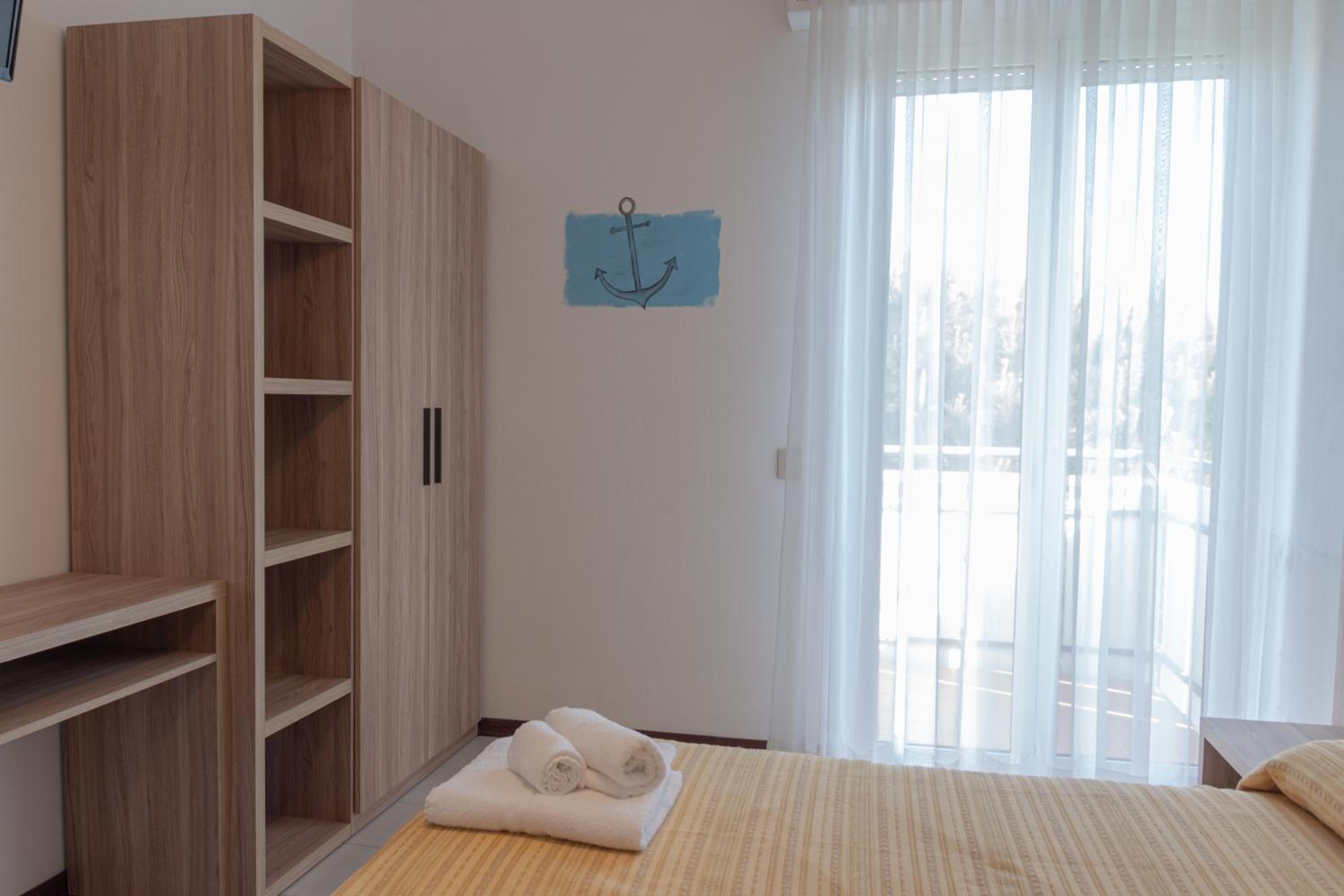 Double Room with Balcony - Photo 7