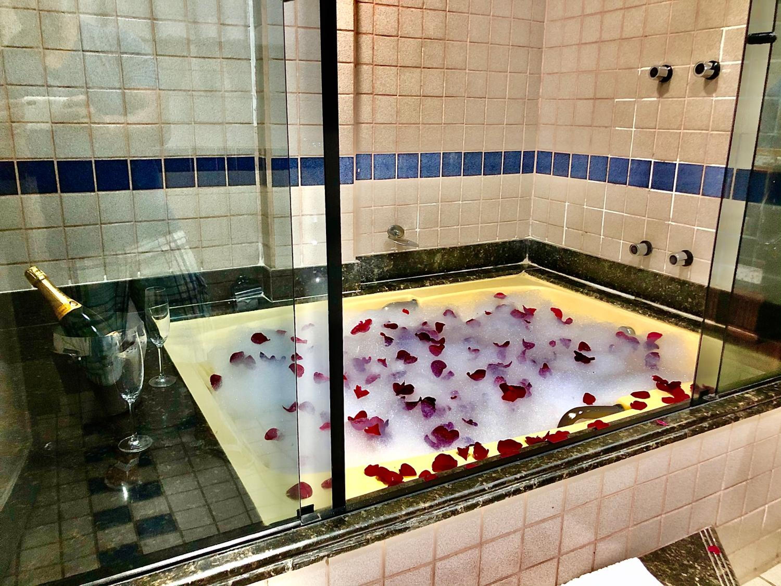 Deluxe Suite with Spa Bath photo 3