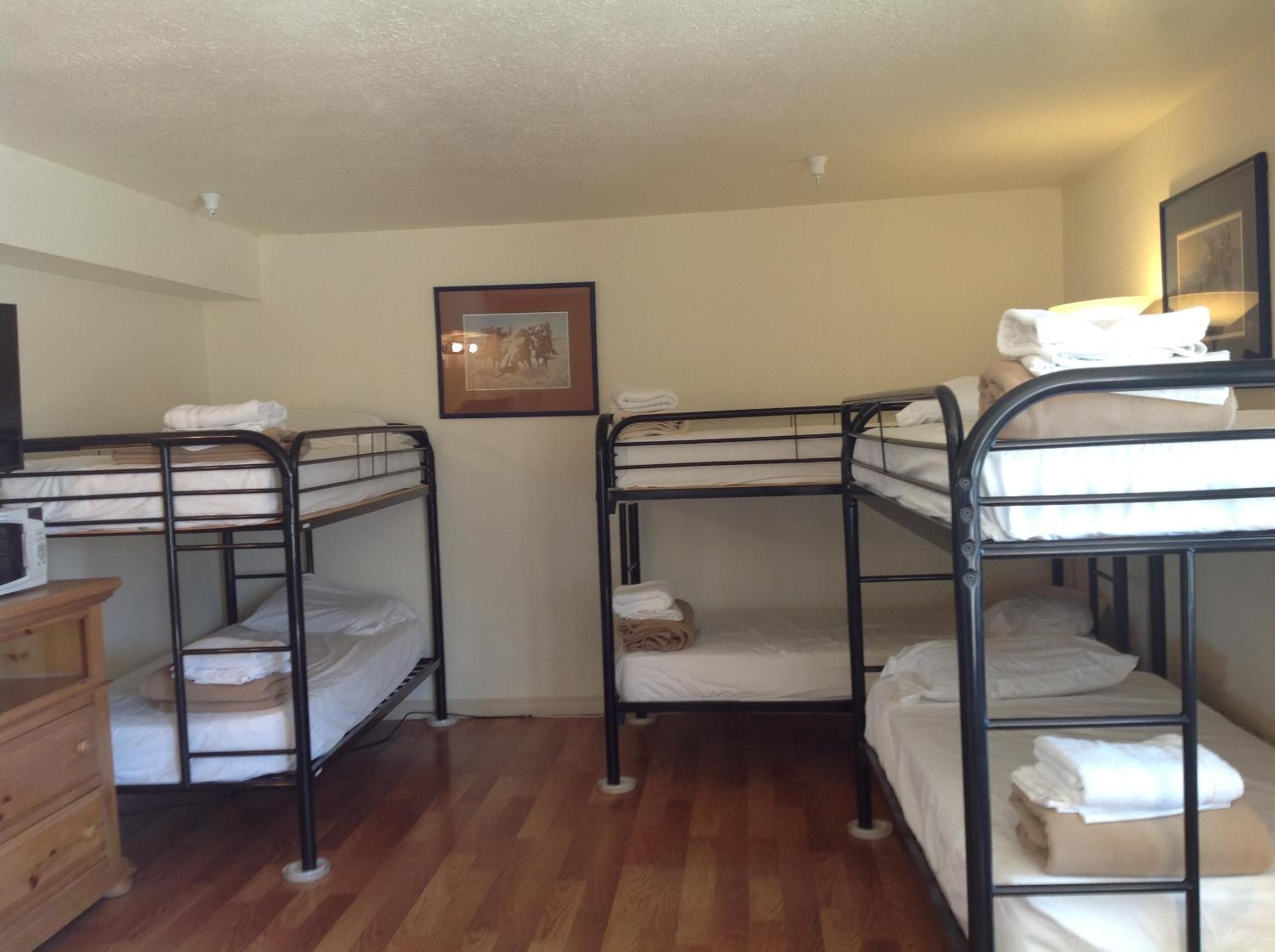 6-Bed Mixed Dormitory Room photo 3