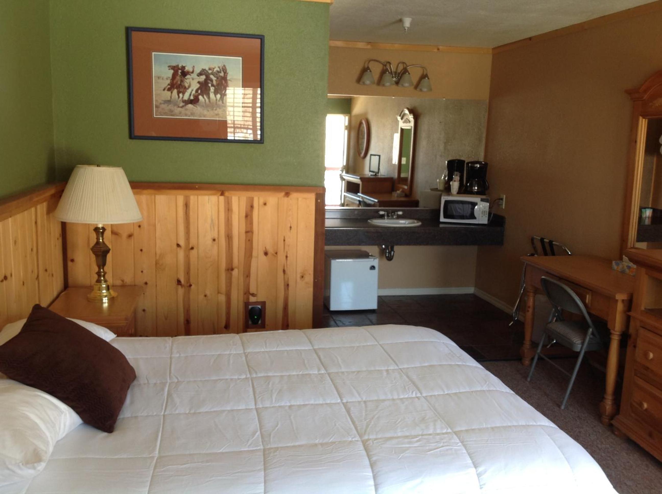 Queen Room photo 2