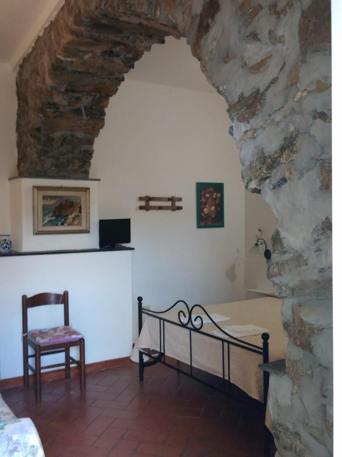 One-Bedroom Apartment - Photo 1