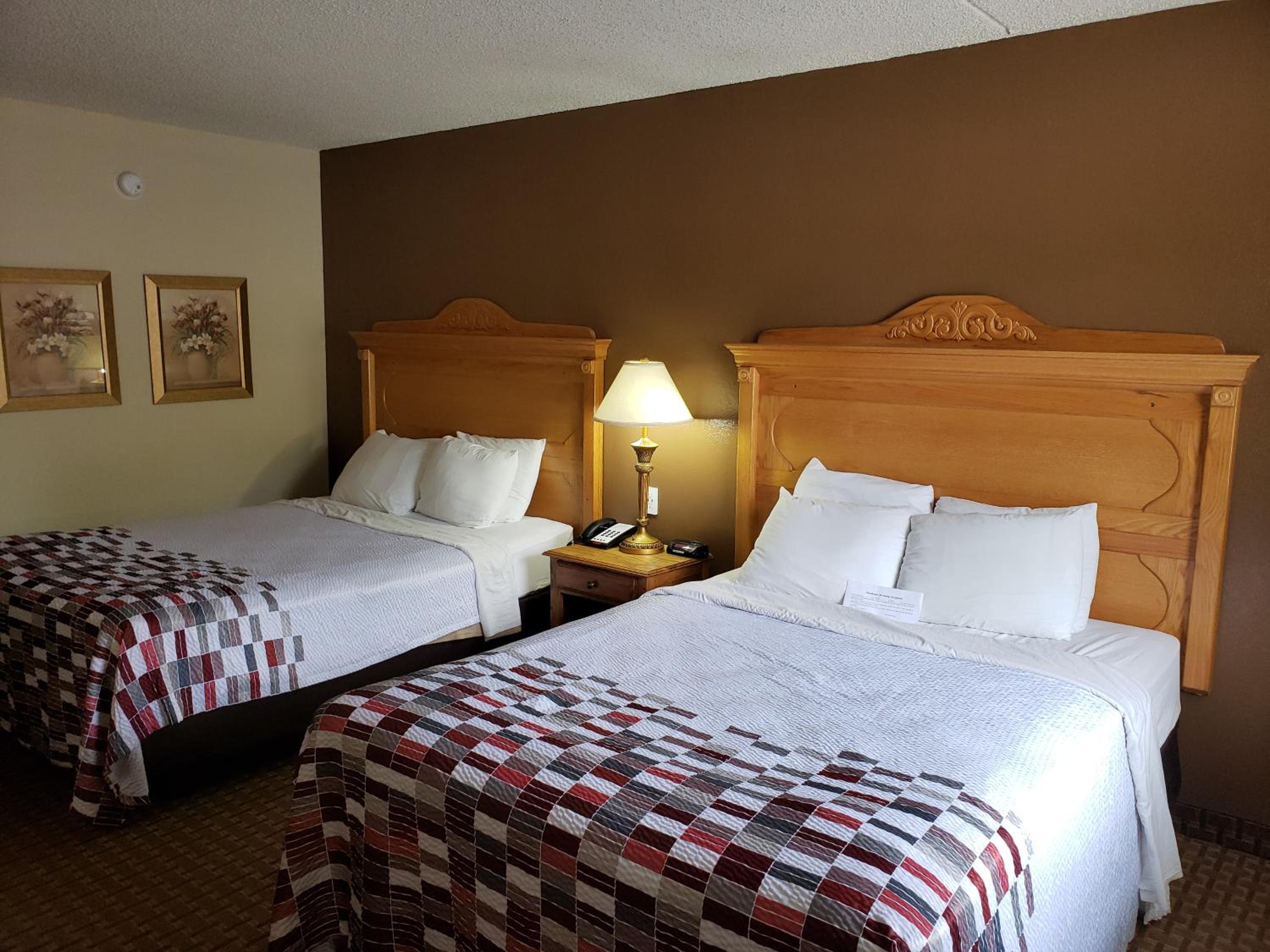 Queen Room with Two Queen Beds - Photo 11