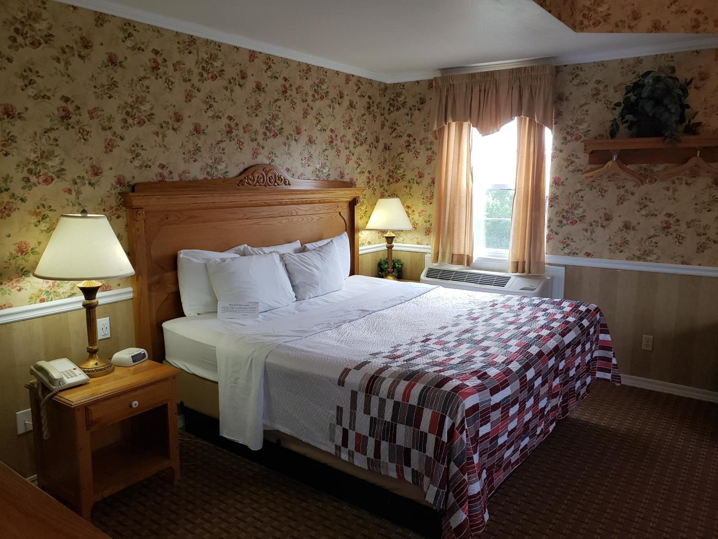 Deluxe Suite with Spa Bath - Photo 3