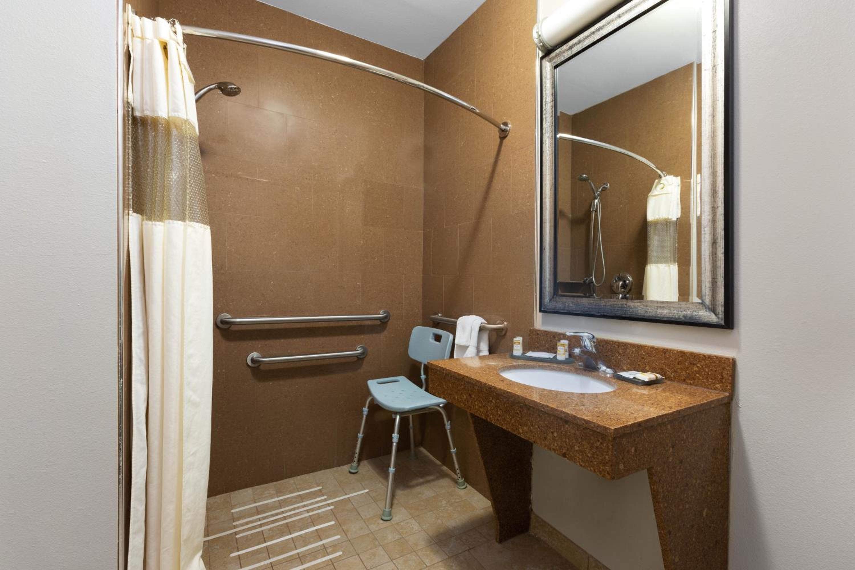 Queen Room with Two Queen Beds and Bath Tub - Mobility/Hearing Access - Non-Smoking - Photo 4