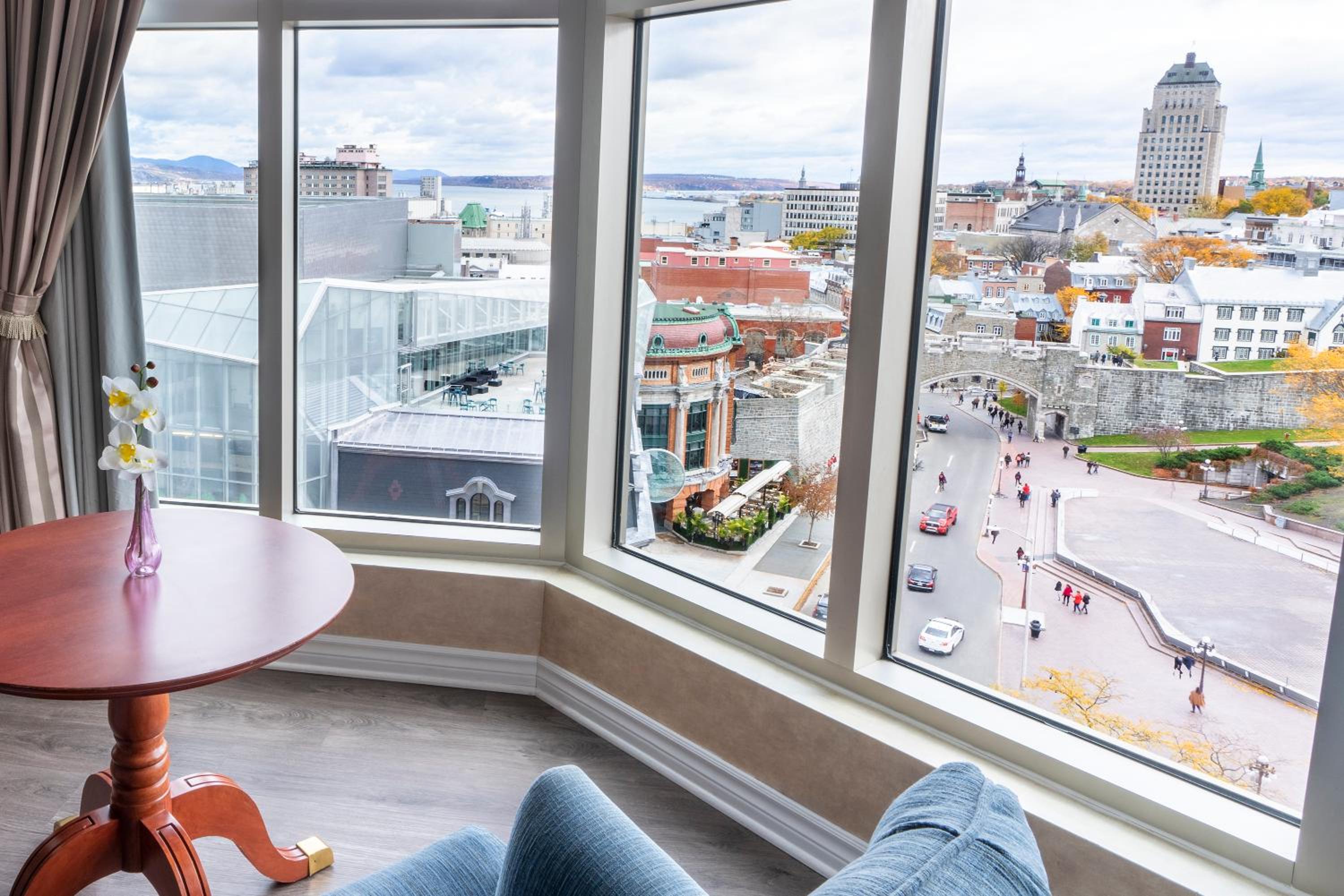 Suite with Panoramic City View, 1 King photo 3