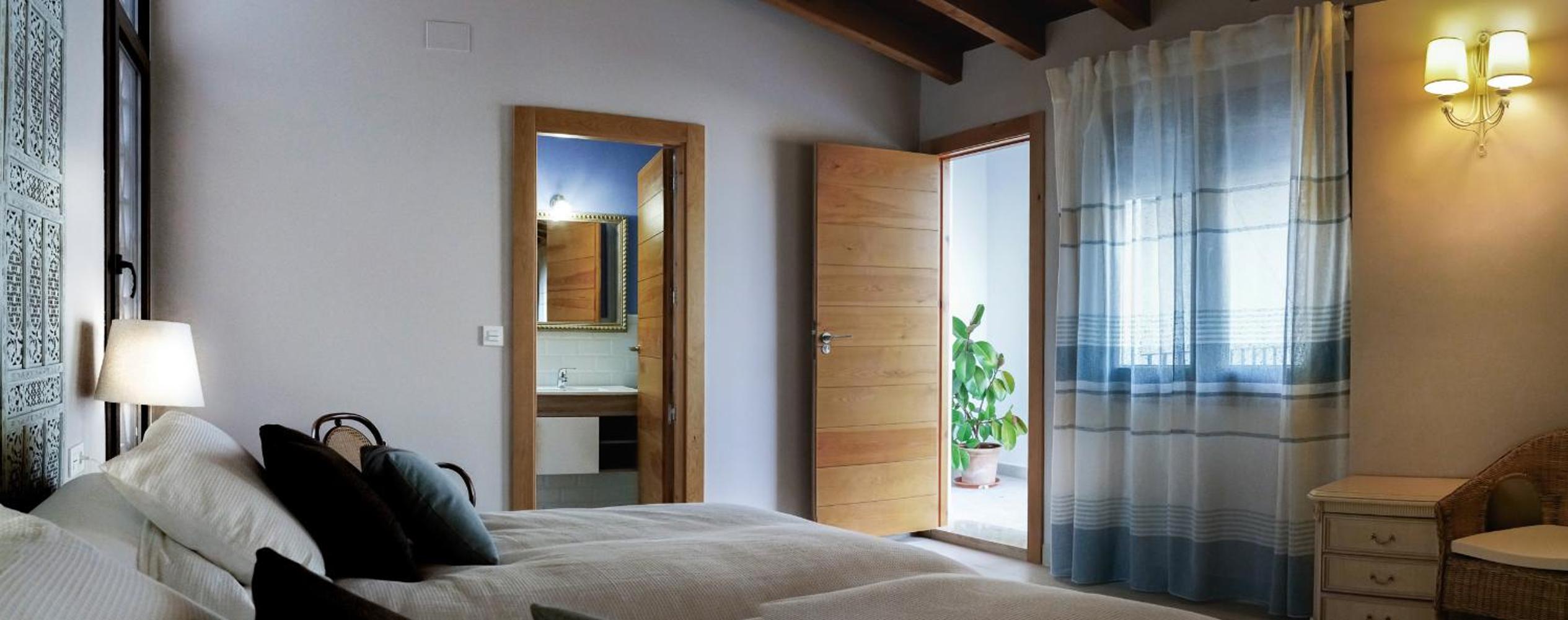 Junior Suite with Balcony - Photo 4