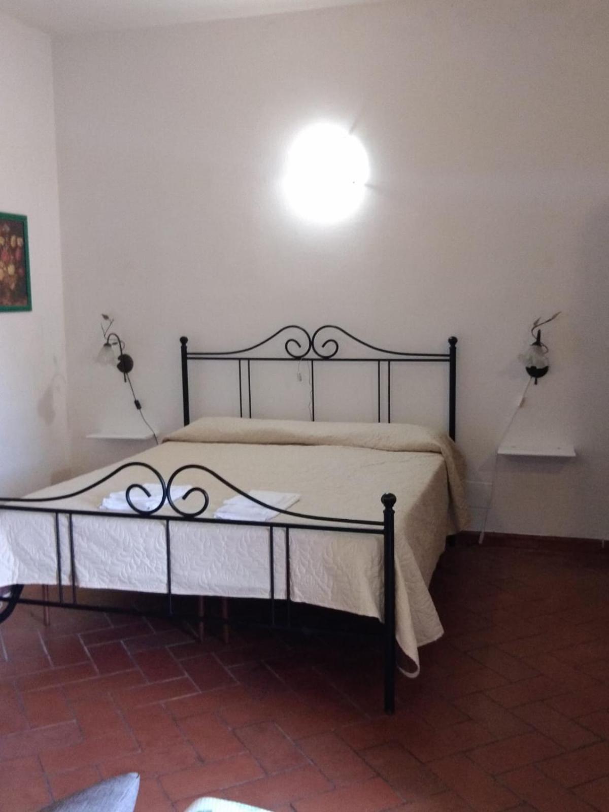 One-Bedroom Apartment - Photo 2
