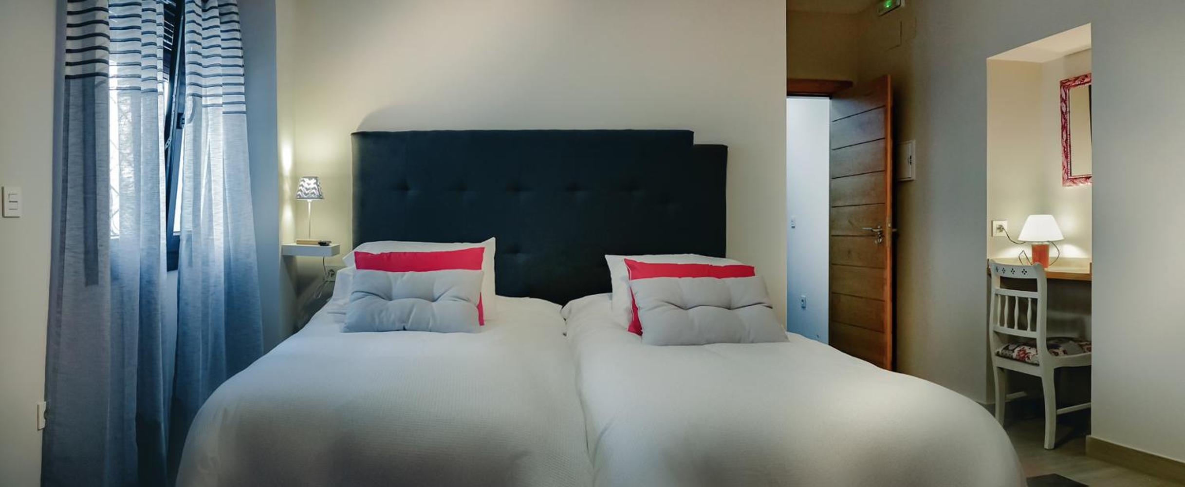 Twin Room with Extra Bed - Photo 2