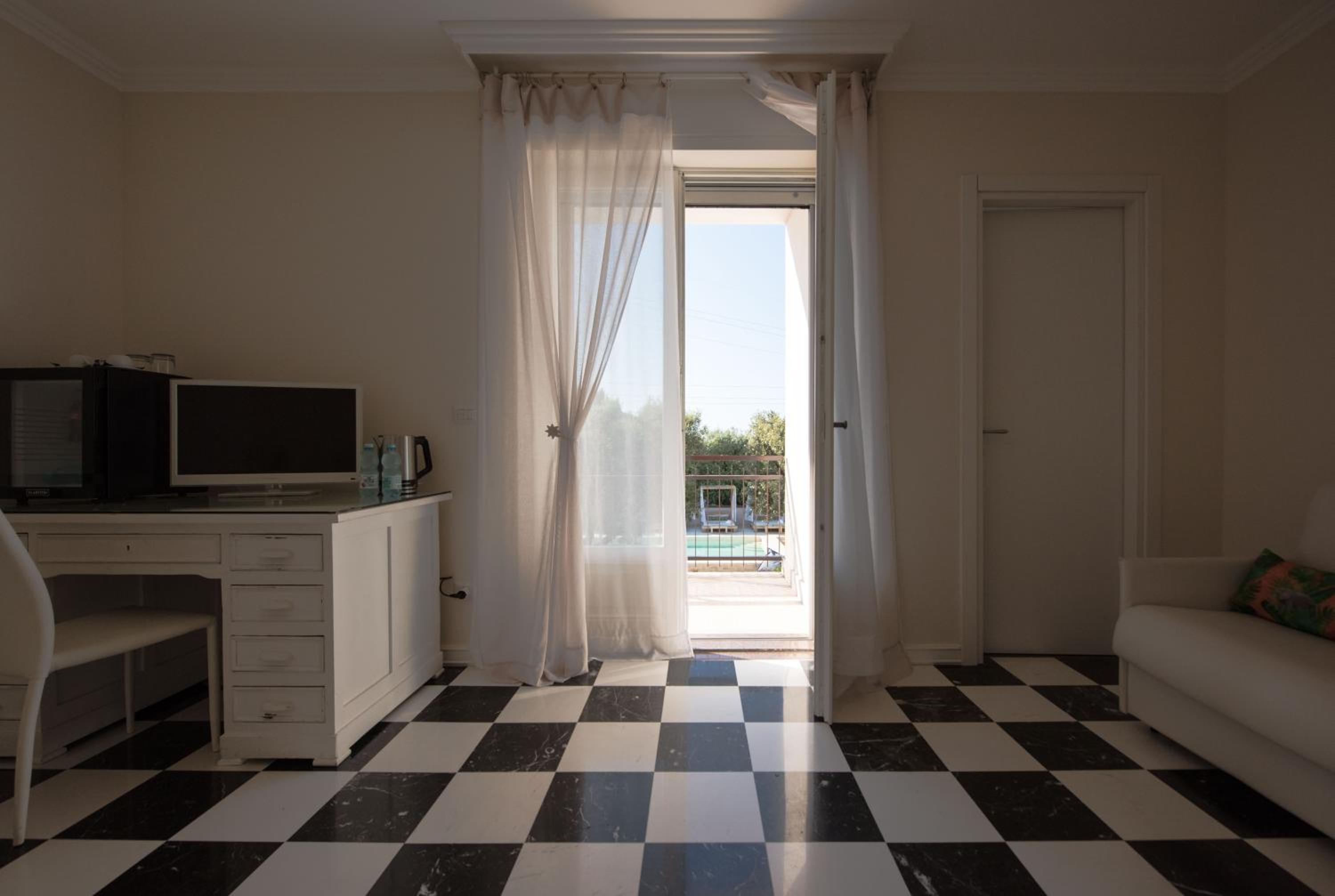 Deluxe Double Room with Pool View - Photo 4