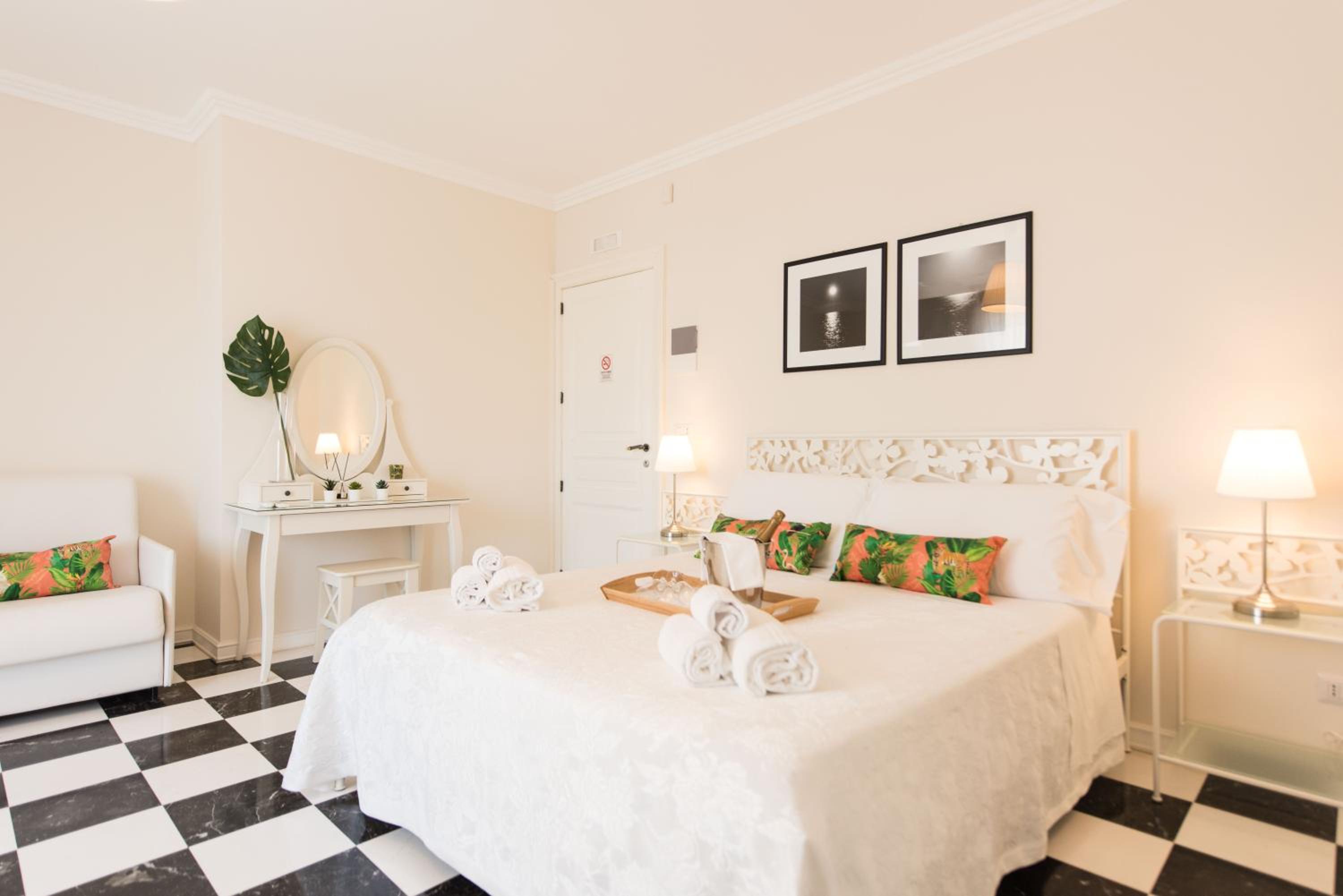 Deluxe Double Room with Pool View - Photo 2