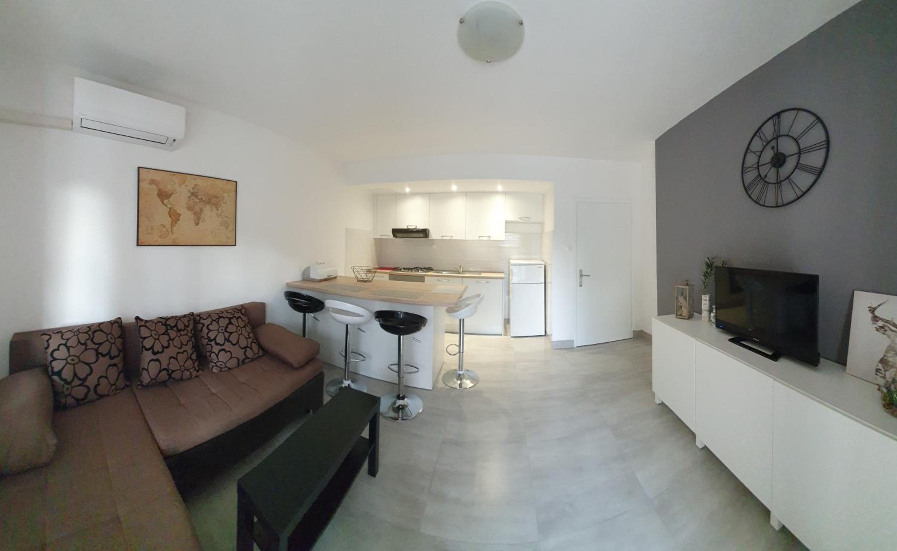 One-Bedroom Apartment photo 1