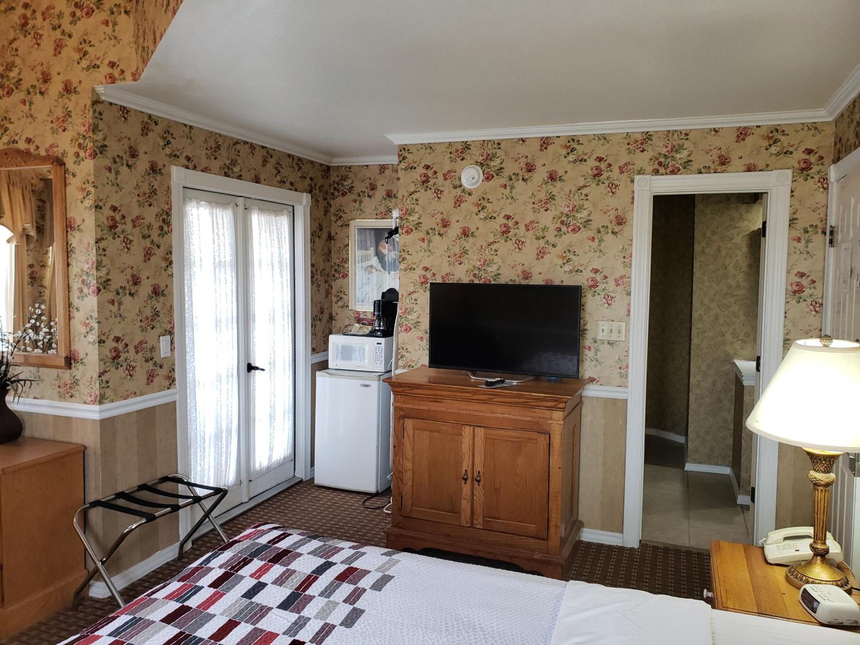 Deluxe Suite with Spa Bath - Photo 5