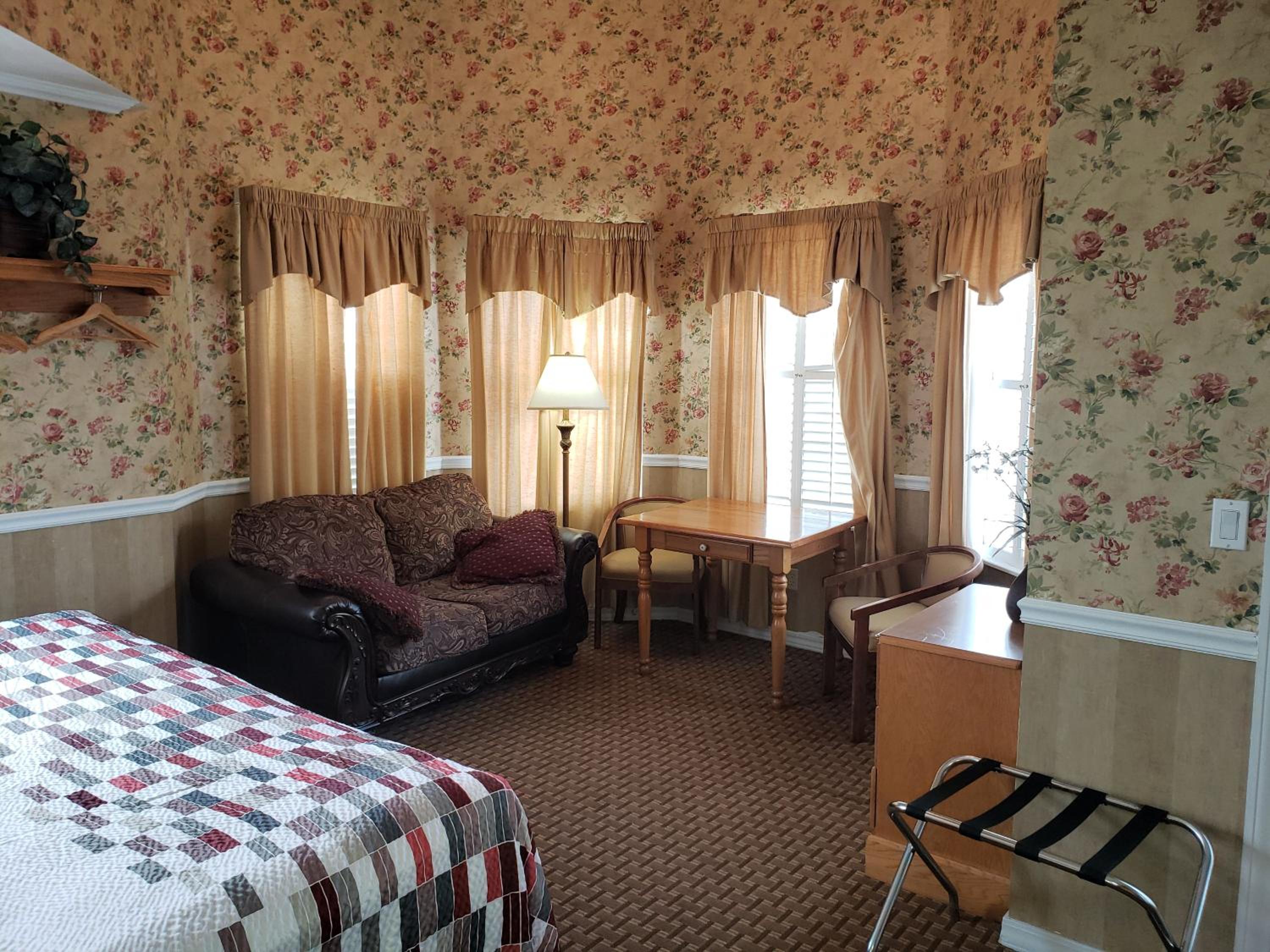 Deluxe Suite with Spa Bath - Photo 6