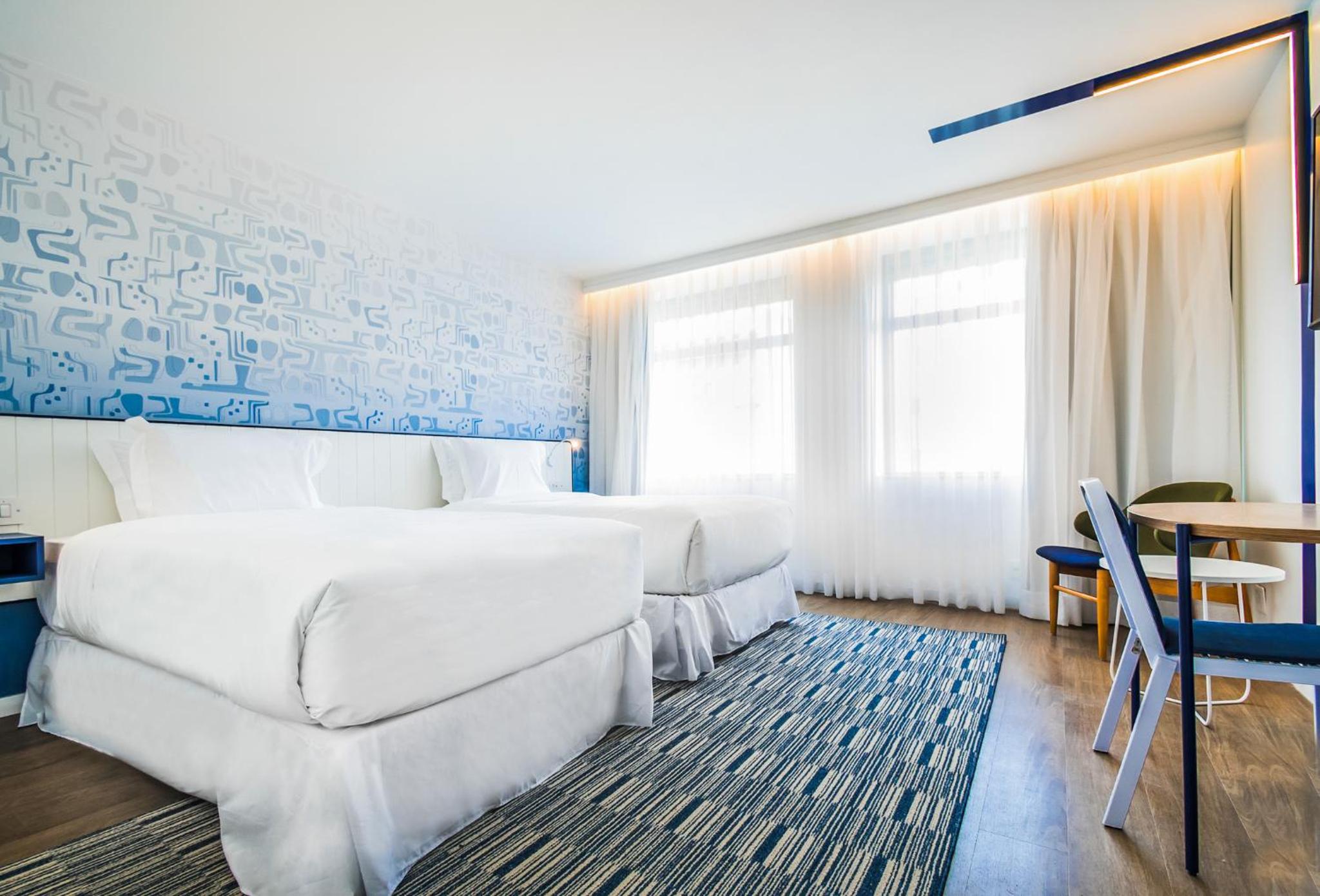 Superior Twin Room thumbnail 5