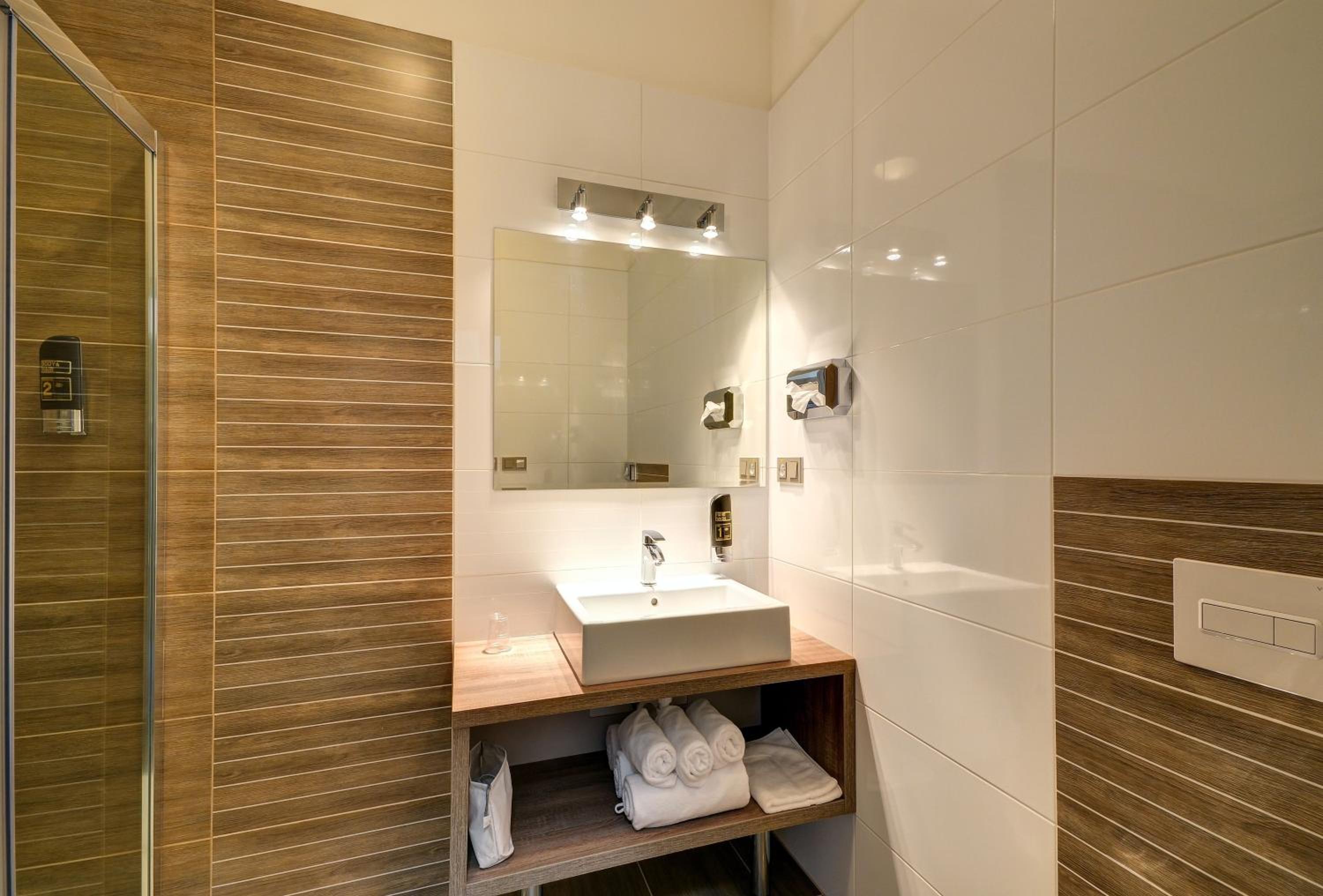 Double or Twin Room - Photo 6