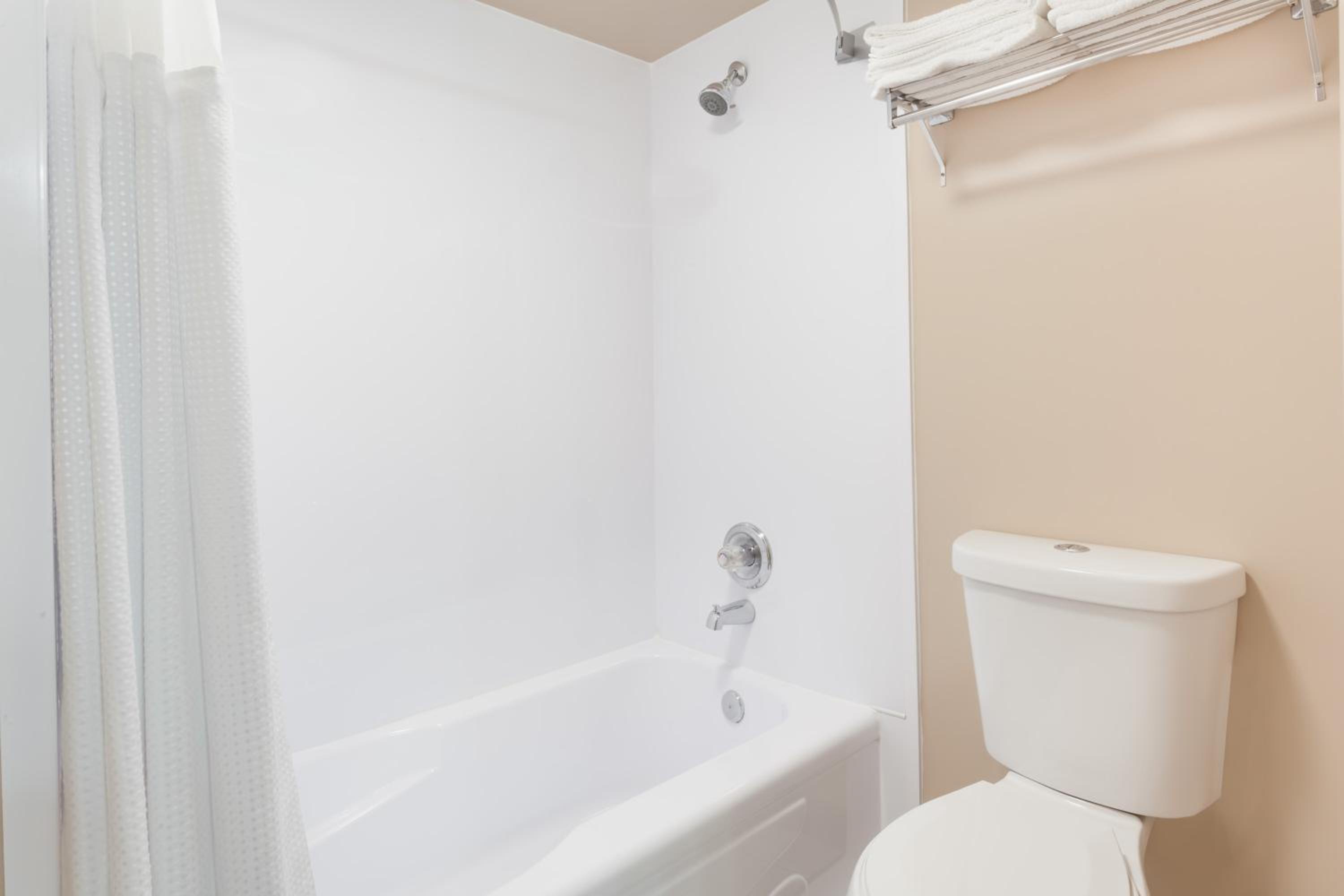 Deluxe Queen Room with Two Queen Beds - Non-Smoking - Photo 2