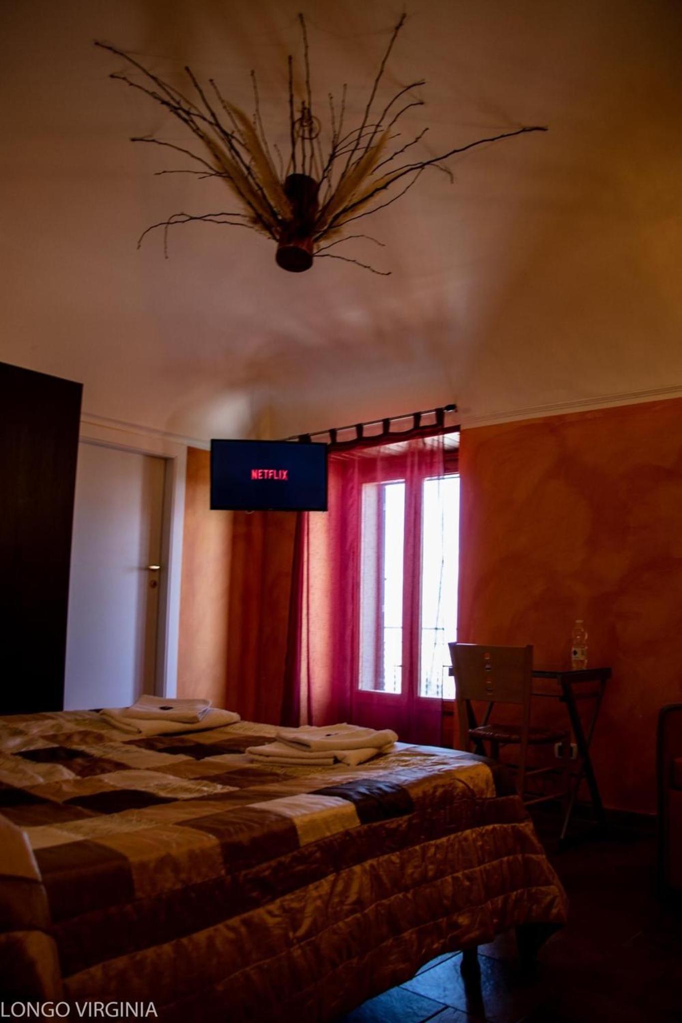 Double Room with Balcony - Photo 11