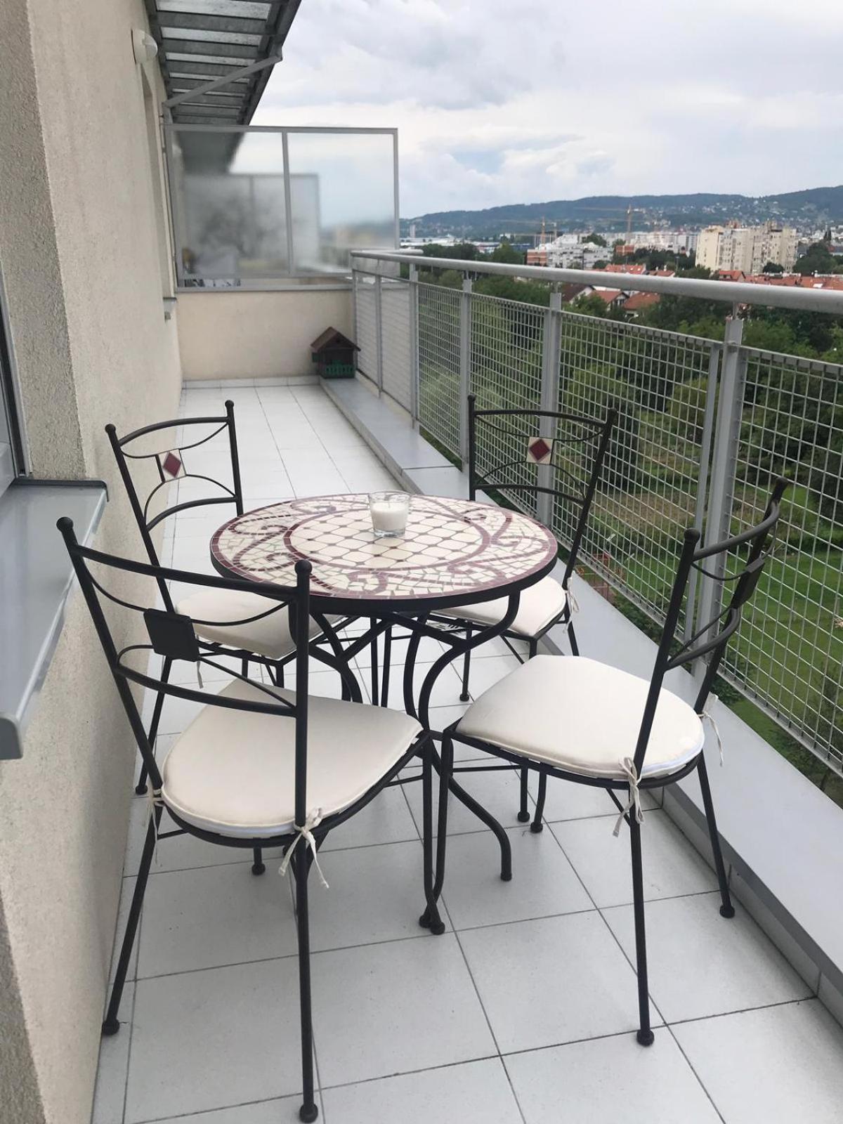 Apartment with Balcony - Photo 10