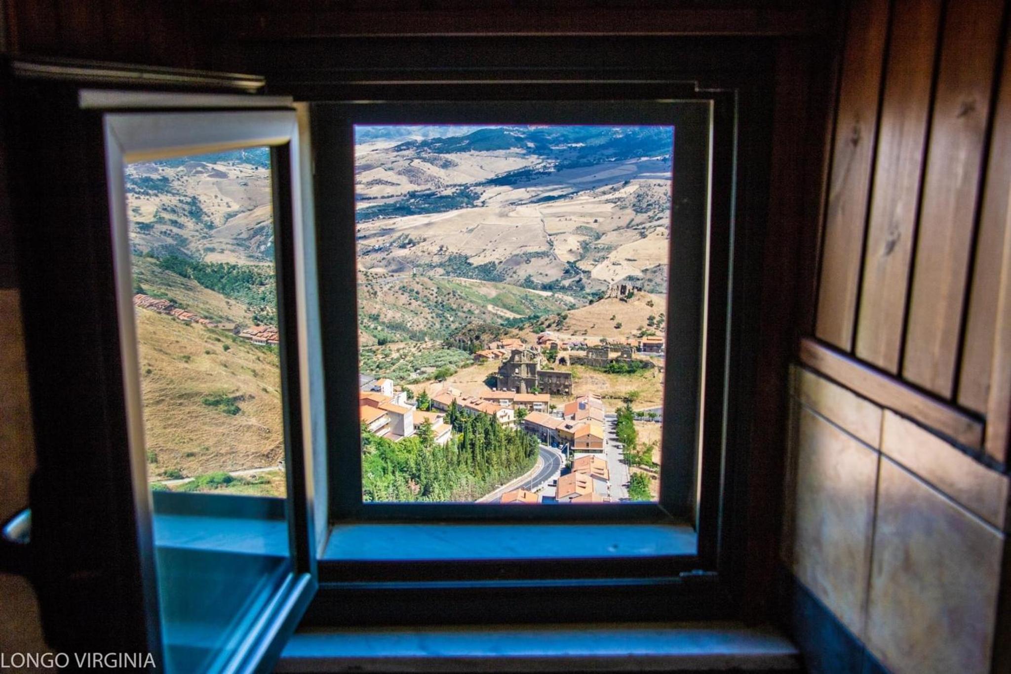 Double Room with Balcony - Photo 8