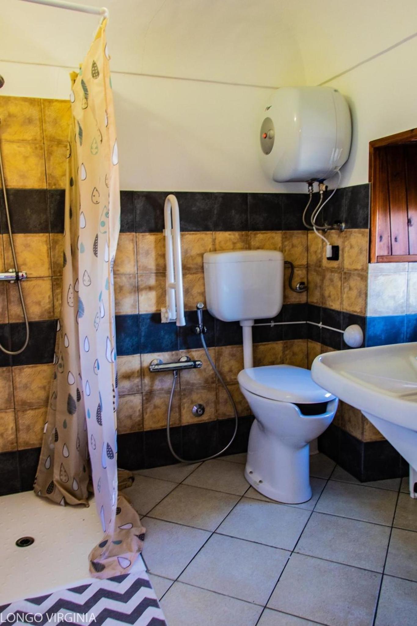 Double Room with Balcony - Photo 9