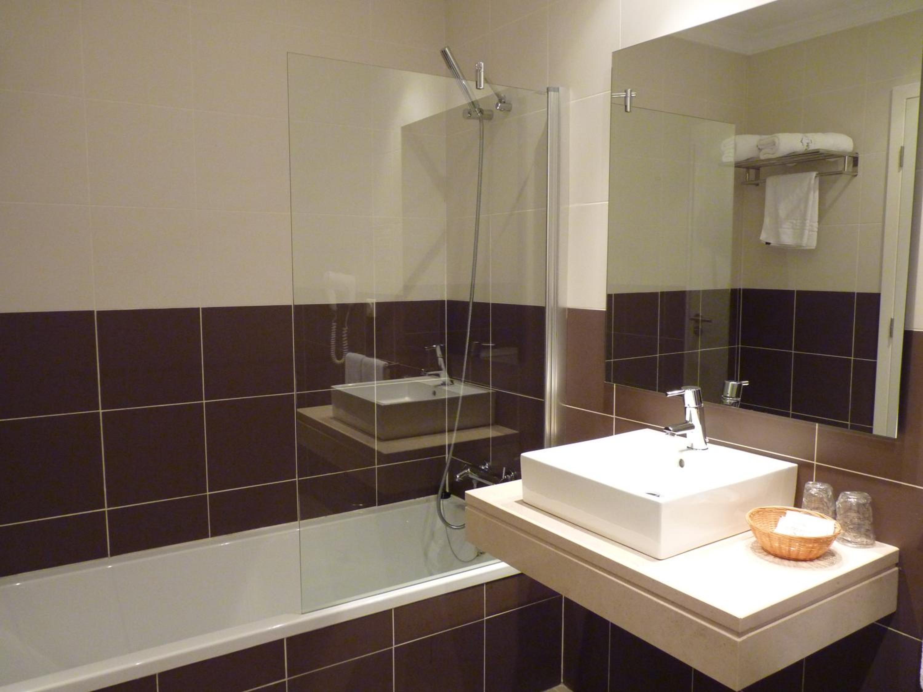 Double or Twin Room with River View - Photo 10