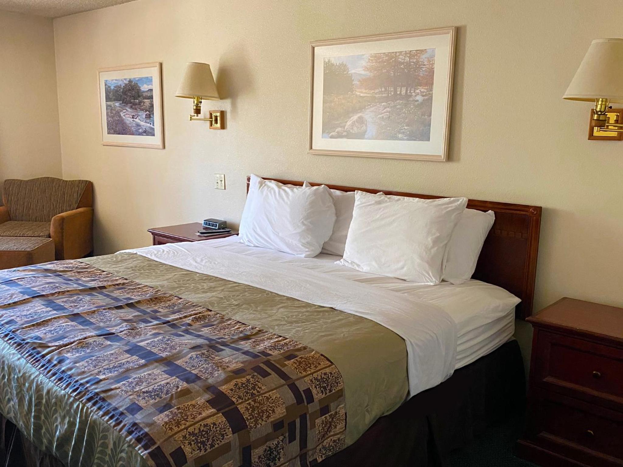 King Room - Non-Smoking - Photo 2