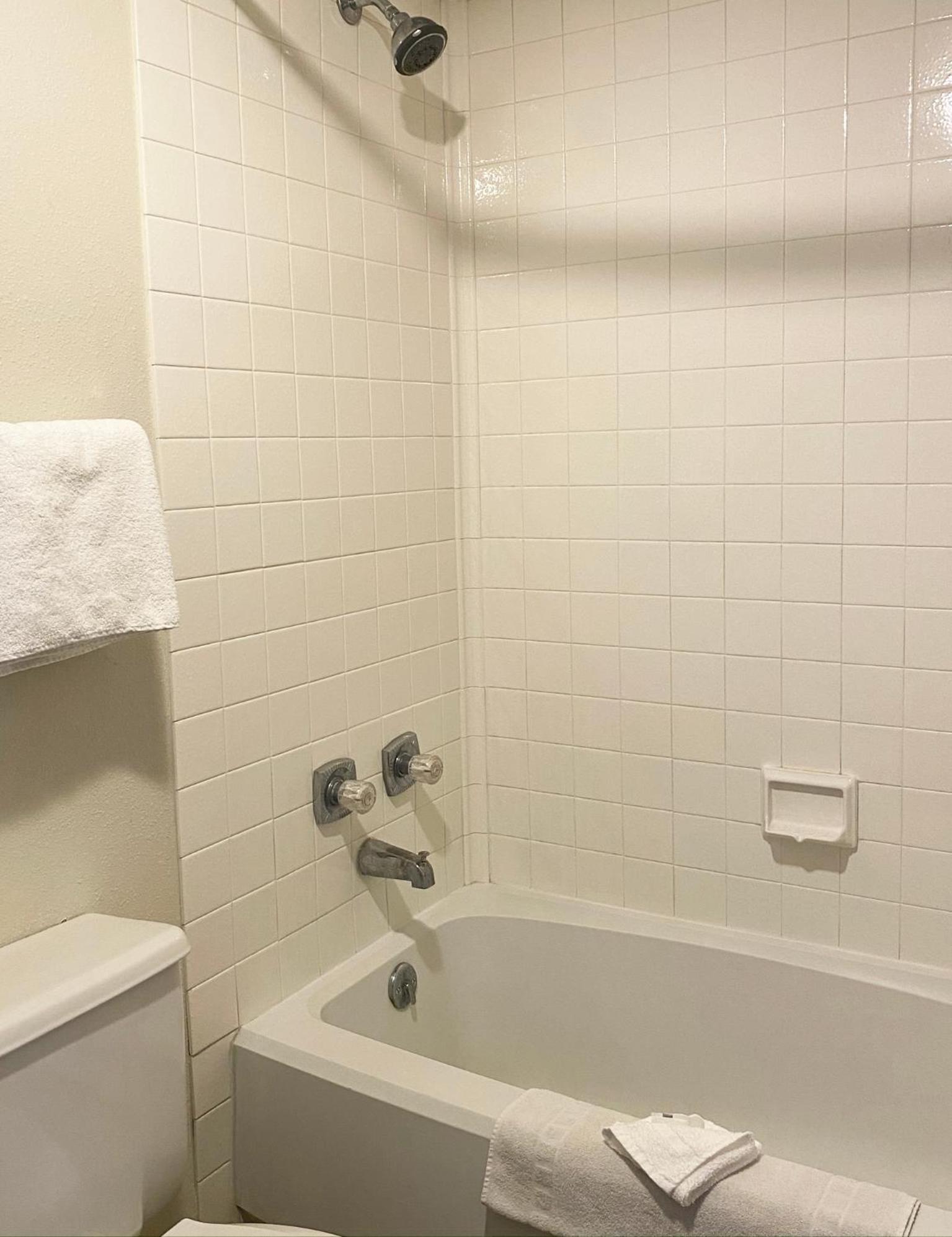 Queen Room with Two Queen Beds - Non-Smoking - Photo 6