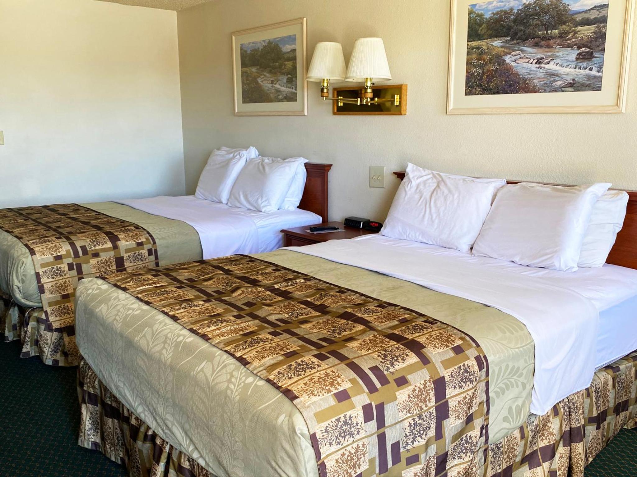Queen Room with Two Queen Beds - Non-Smoking - Photo 1