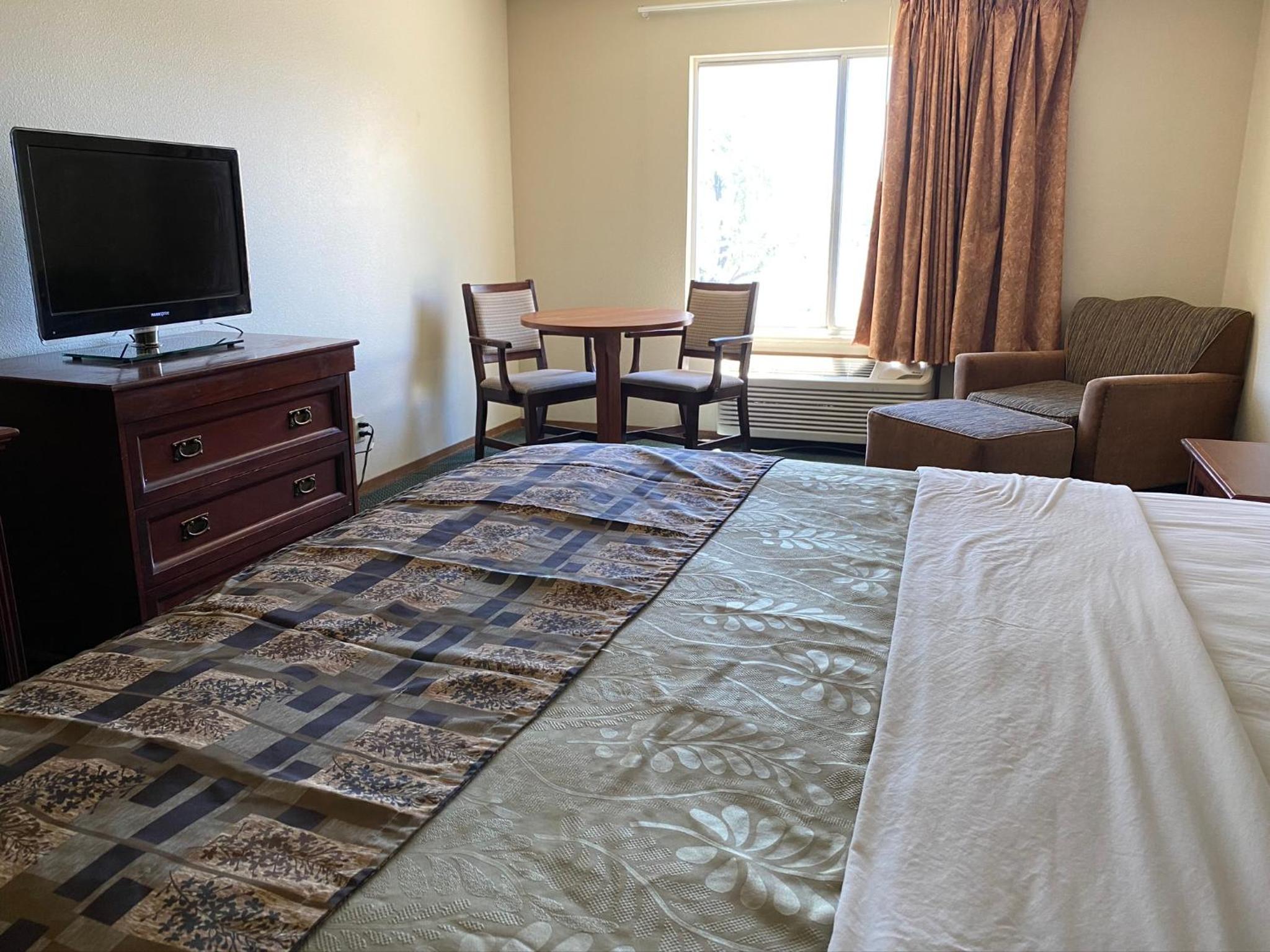 King Room - Non-Smoking - Photo 15