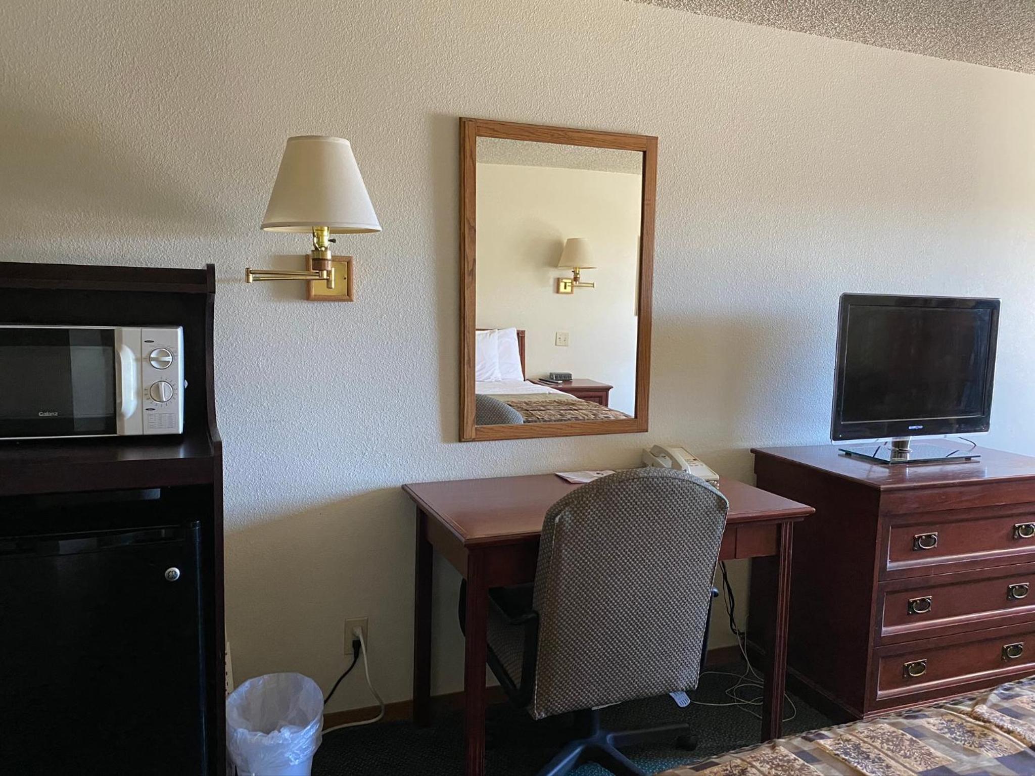 Queen Room with Two Queen Beds - Non-Smoking - Photo 7