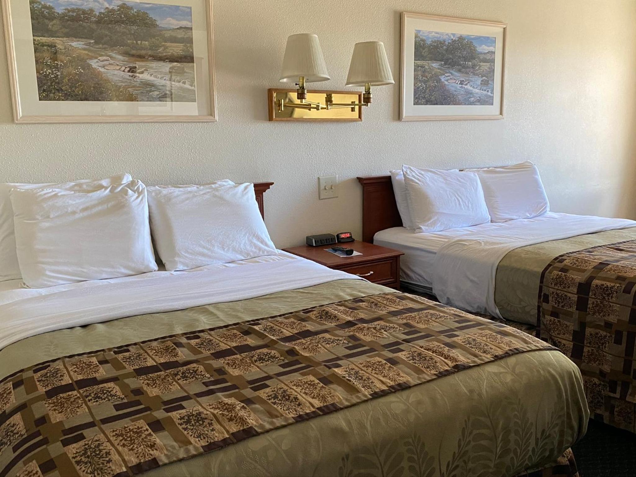 Queen Room with Two Queen Beds - Non-Smoking - Photo 11