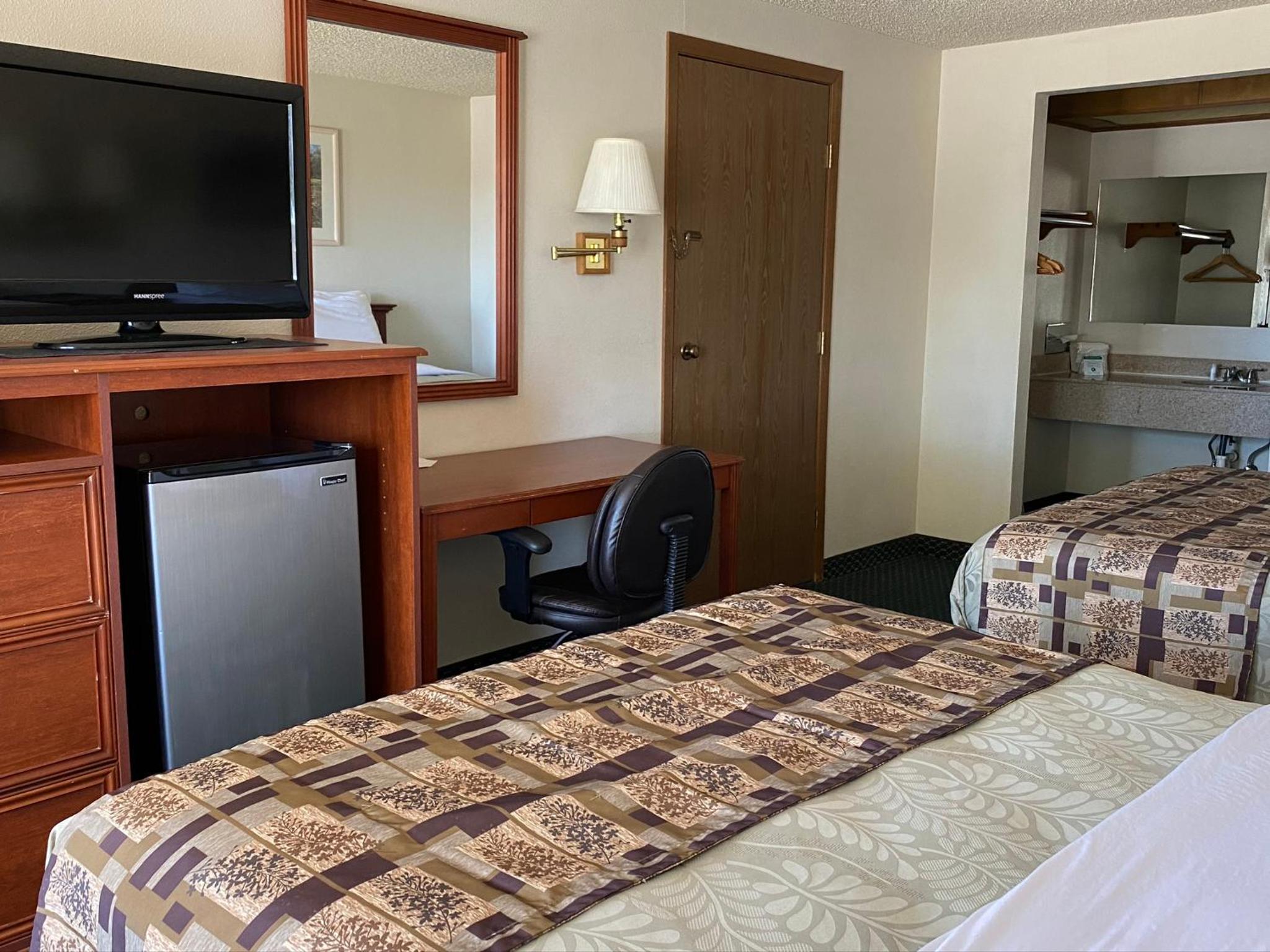 Queen Room with Two Queen Beds - Non-Smoking - Photo 10