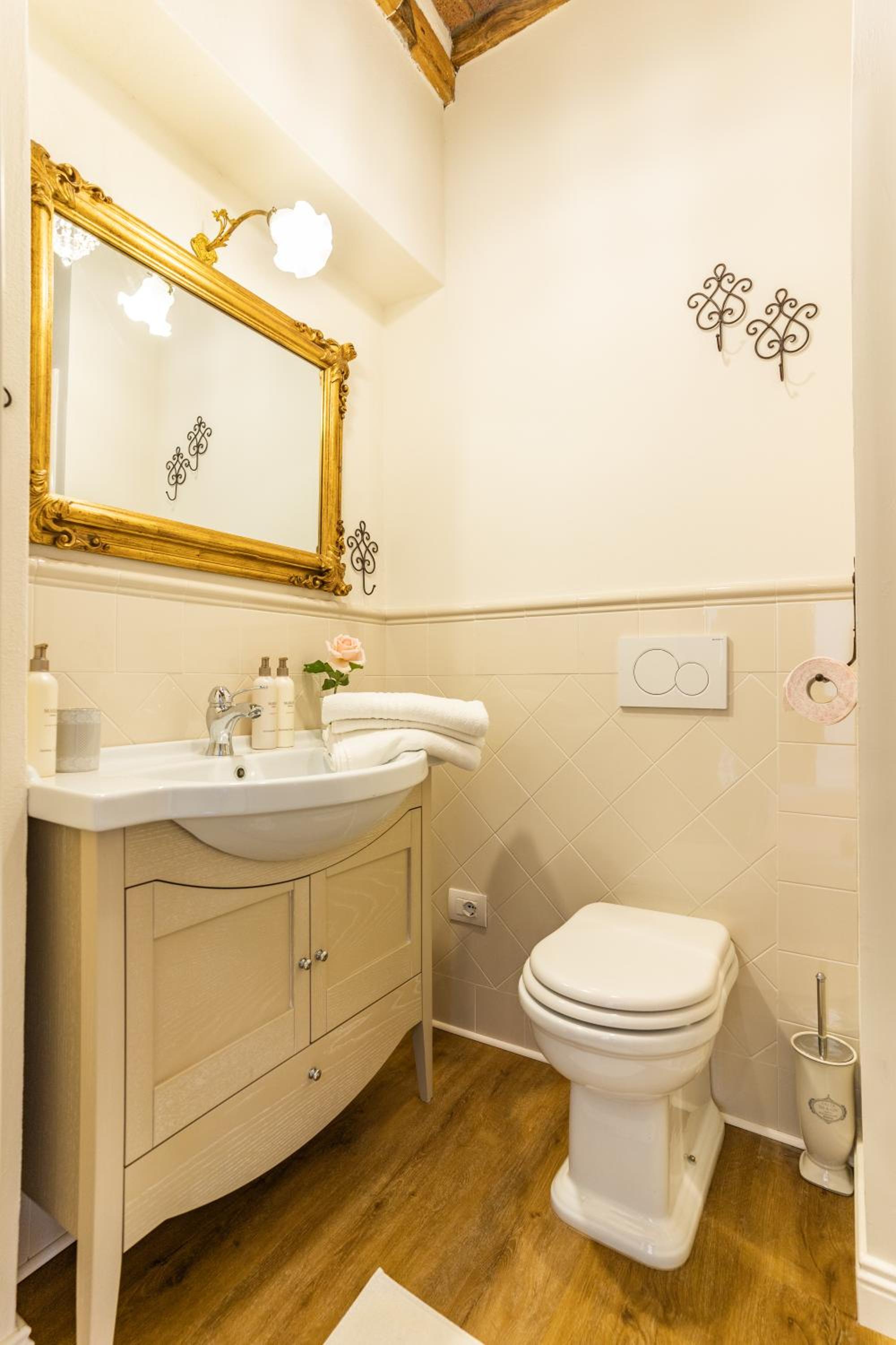 Deluxe Queen Room - Photo 2