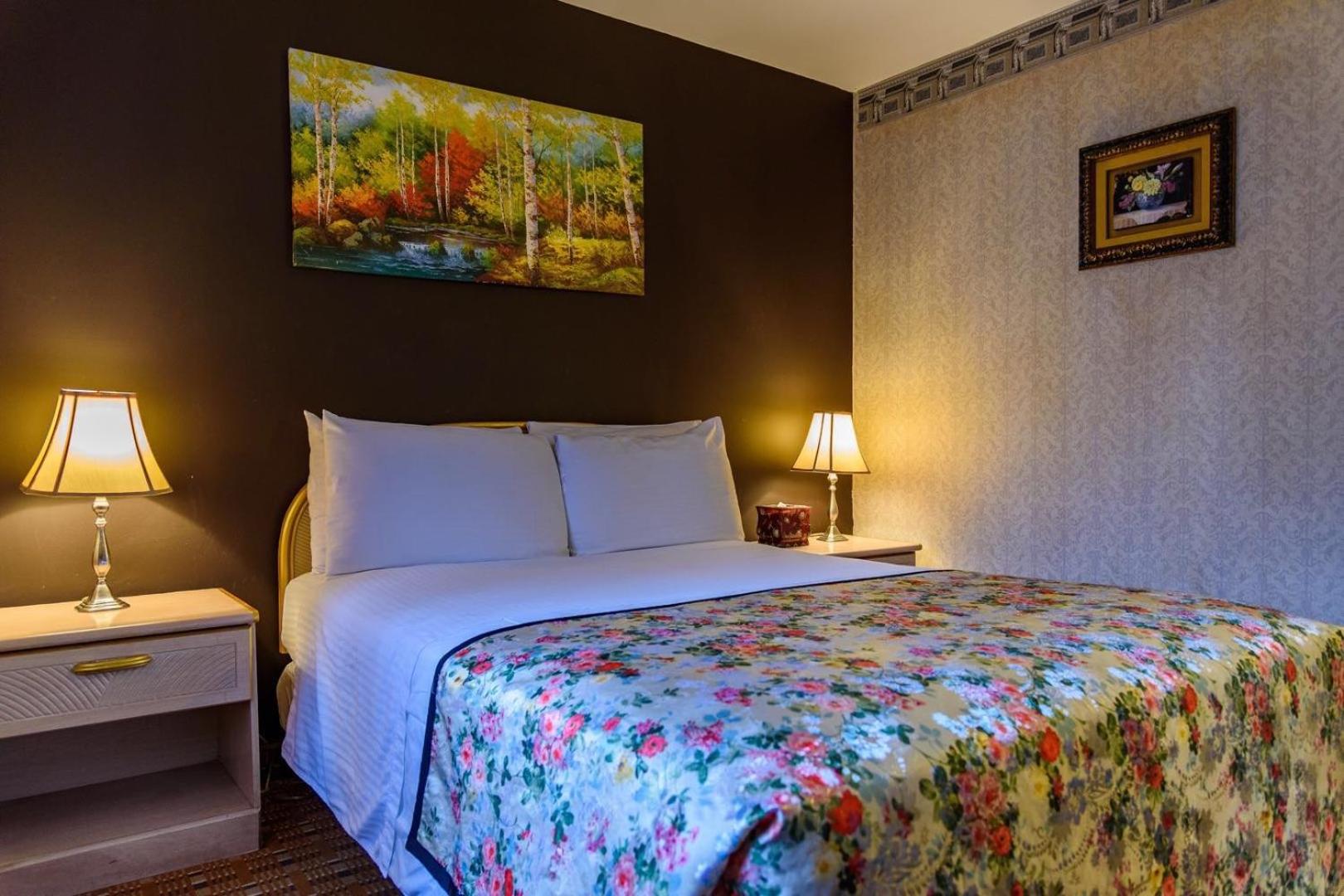 Standard Room with Queen Bed - Photo 8