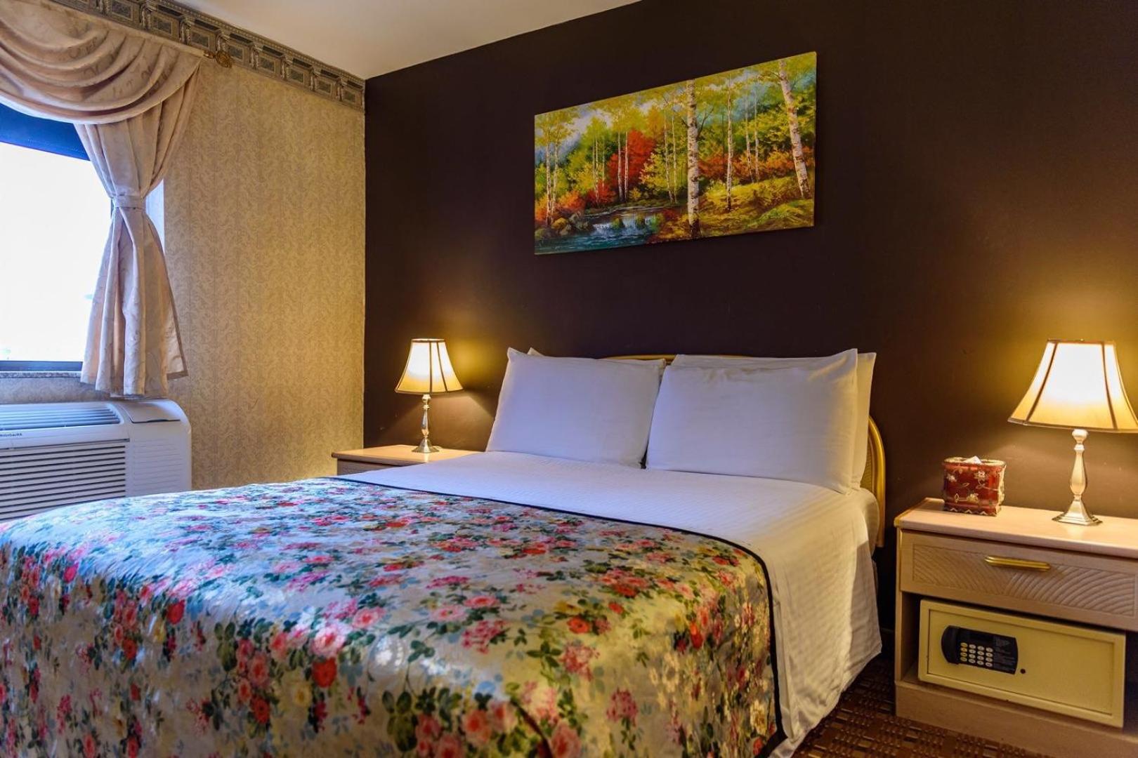 Standard Room with Queen Bed - Photo 4
