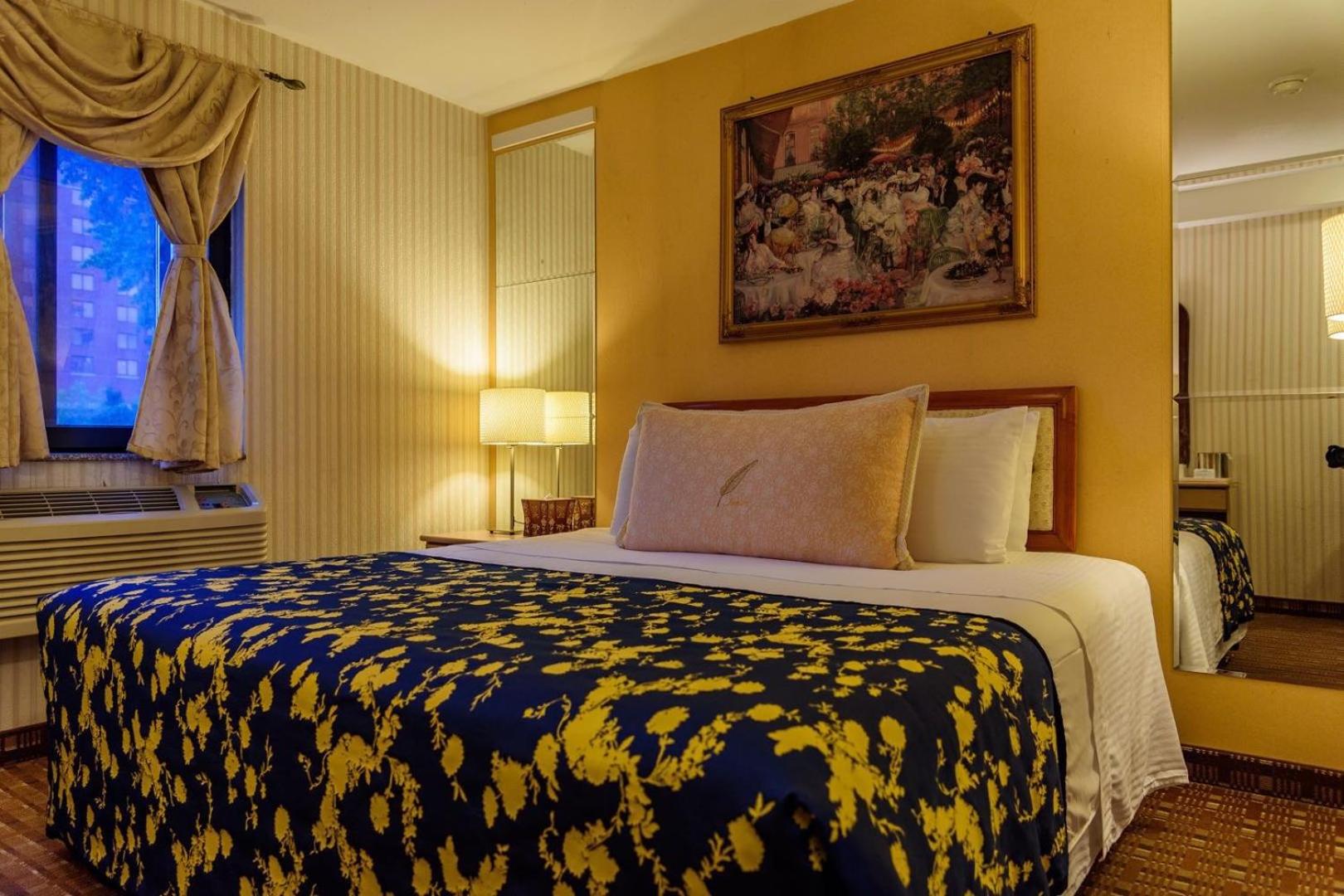 Standard Room with Queen Bed - Photo 1