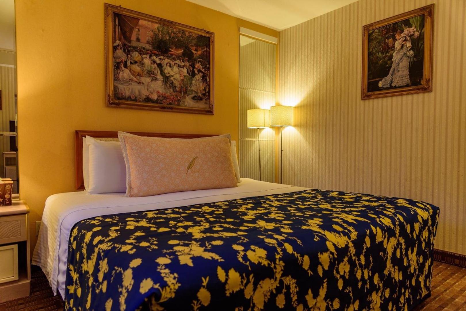Standard Room with Queen Bed - Photo 3