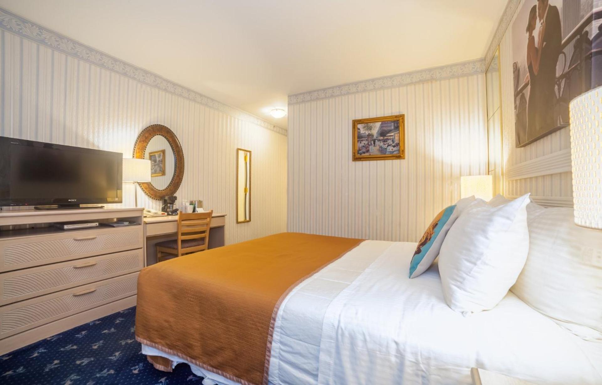 Standard Room with Queen Bed - Photo 2
