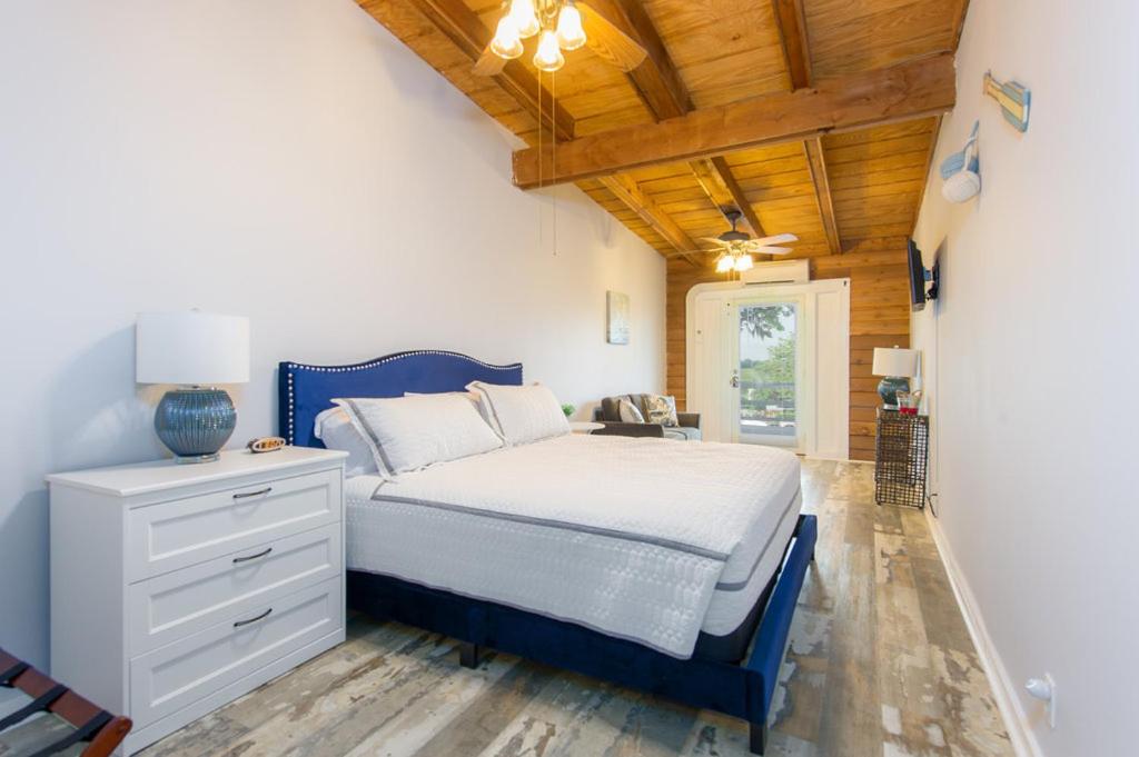 Deluxe King Room - Photo 1