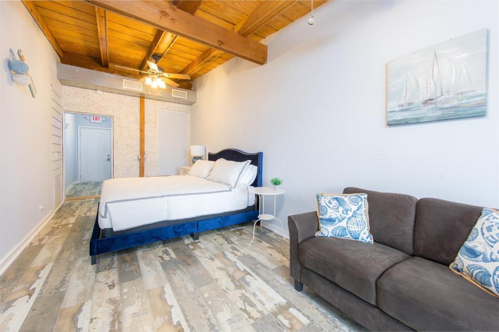 Deluxe King Room - Photo 2