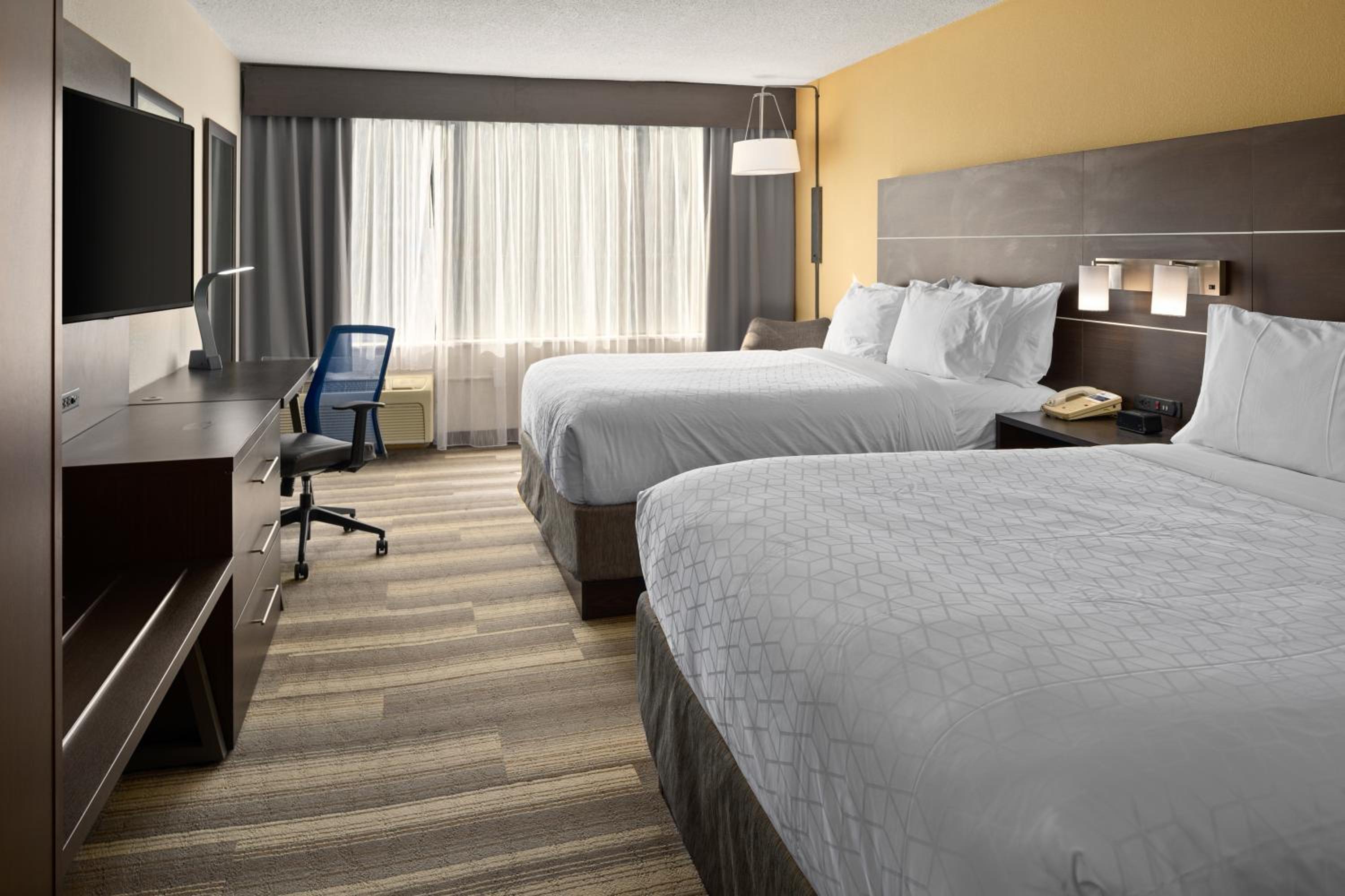 Standard Room with Two Queen Beds - Photo 2