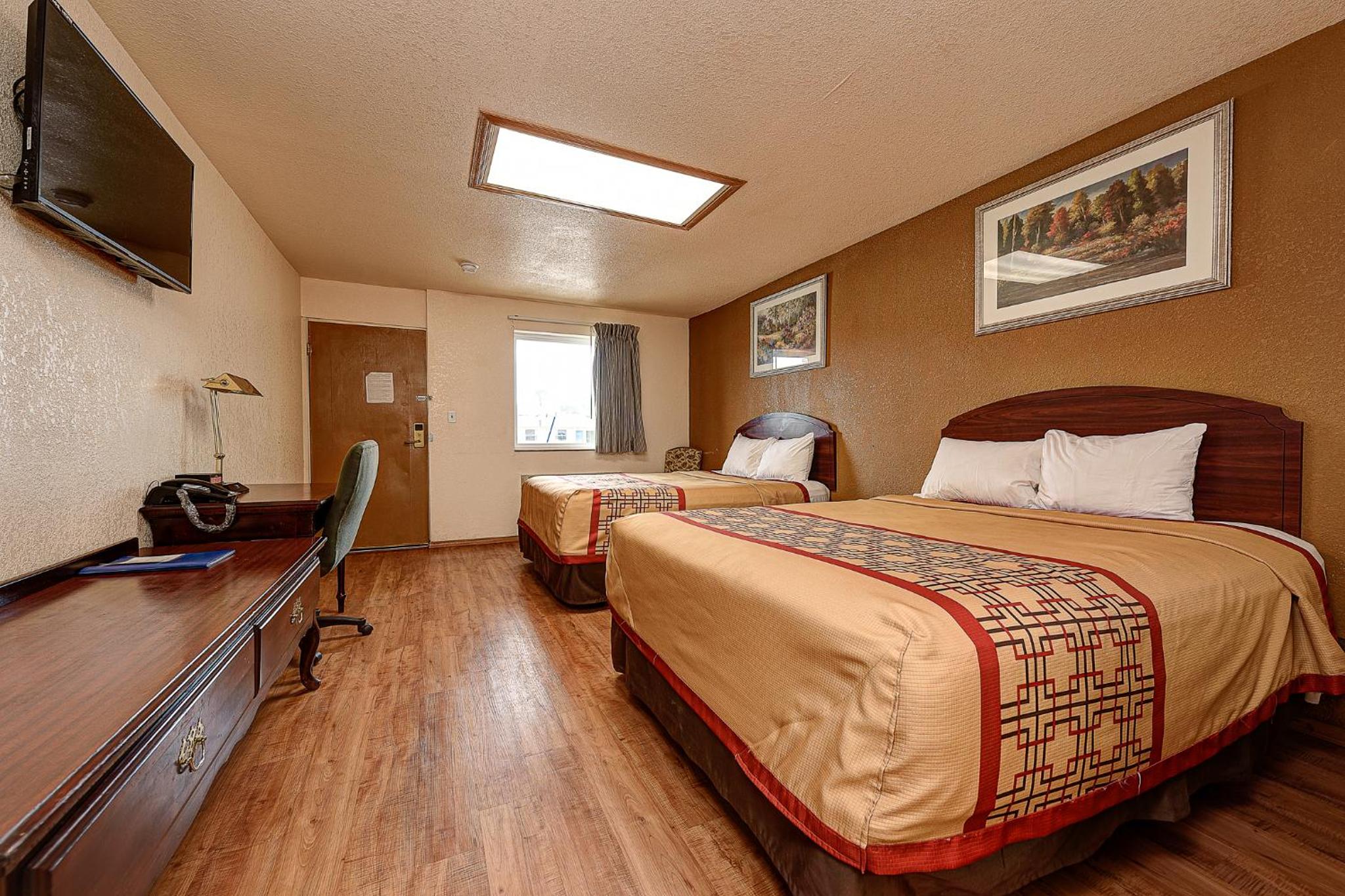 Standard 2 Queen Bed Non Smoking Room - Photo 3