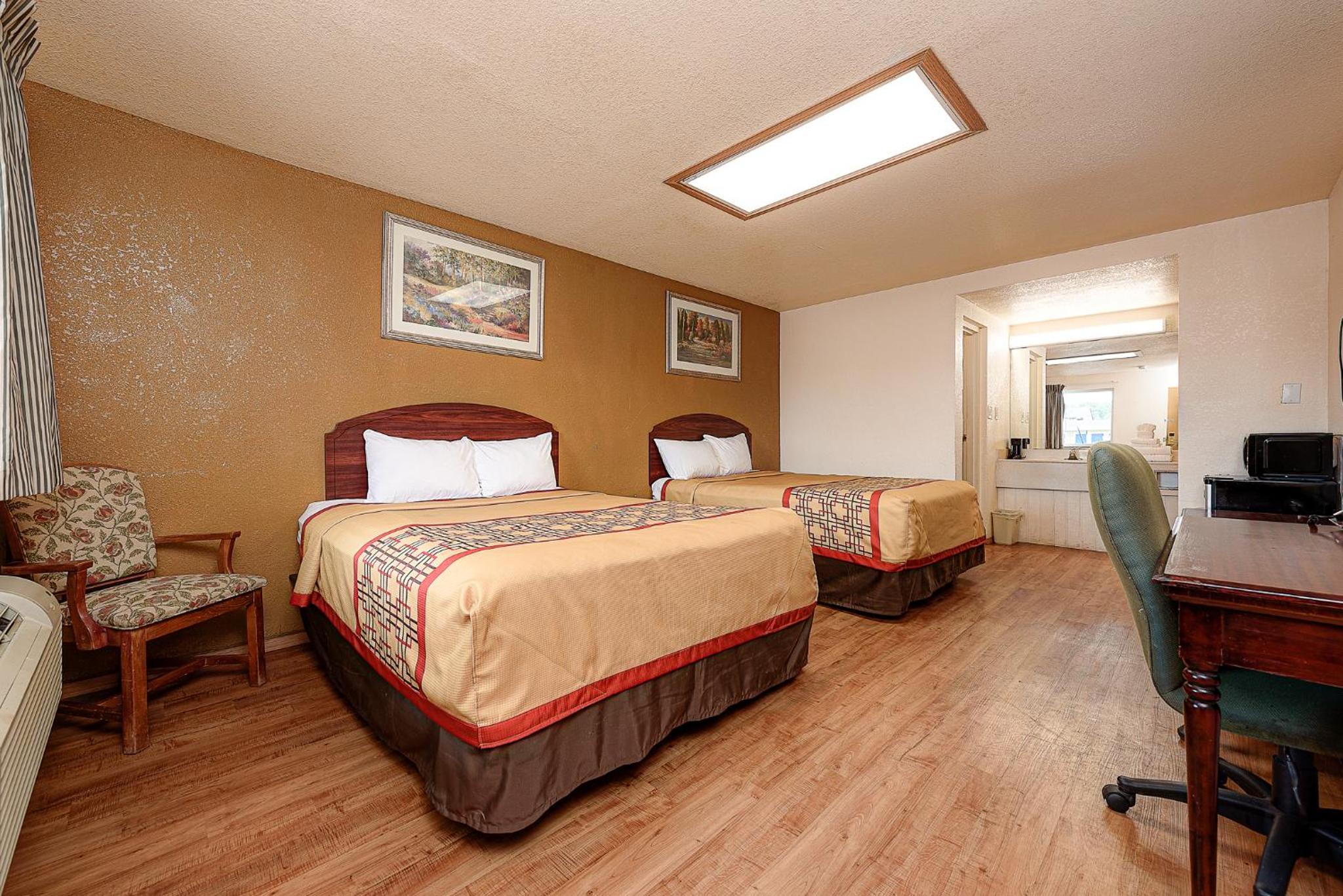 Standard 2 Queen Bed Non Smoking Room - Photo 1
