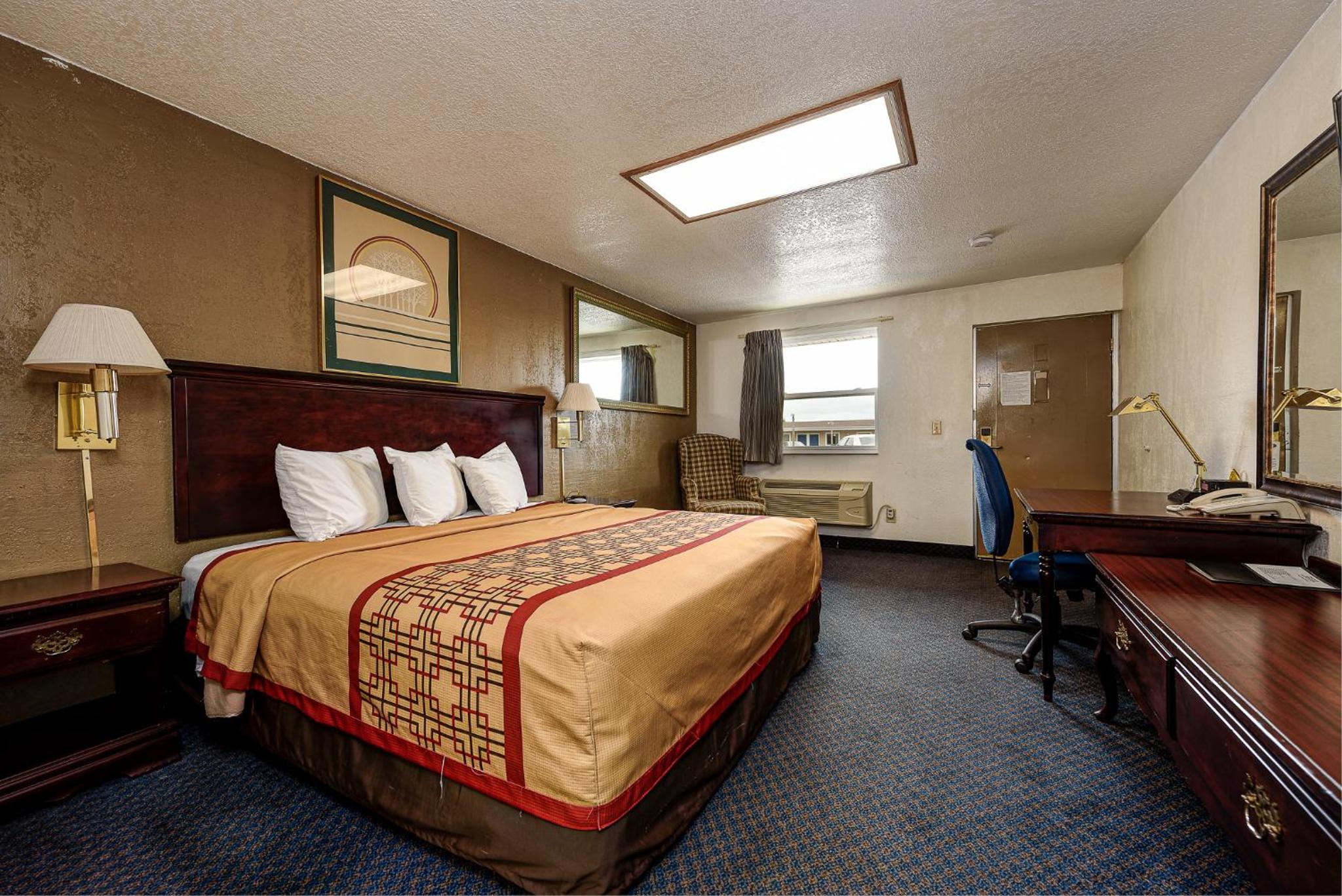 Deluxe King bed Nonsmoking - Photo 15