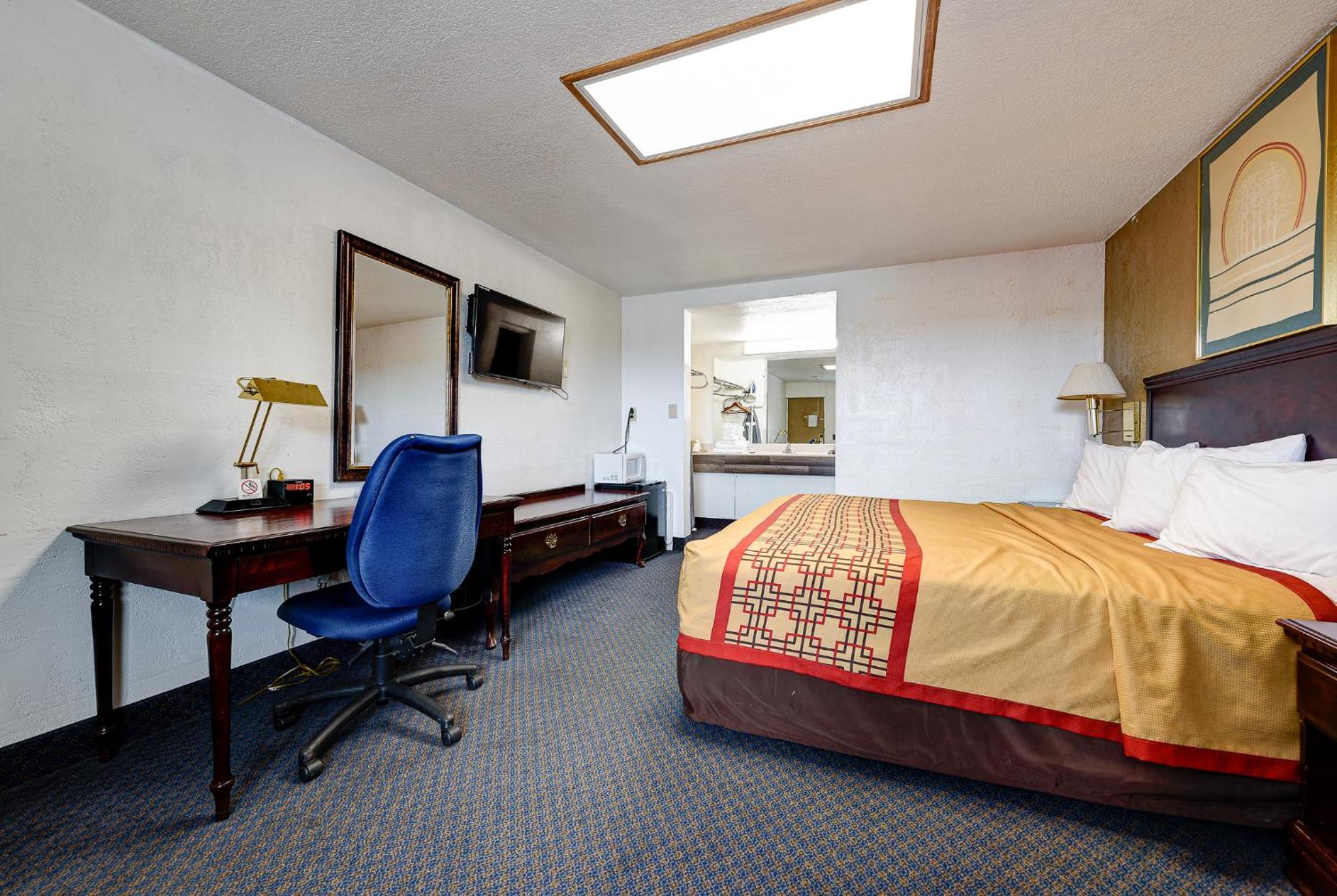 Deluxe King bed Nonsmoking - Photo 14